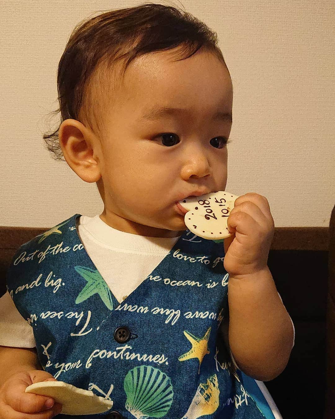 ニッチロー'さんのインスタグラム写真 - (ニッチロー'Instagram)「コニッチロー１歳になりました✨  初のバースデーケーキも美味しそうに食べてくれた🎂  あっという間の１年で日々の事を忘れてしまう事もあるけど、生まれた日の事は今でも鮮明に覚えています。  これからも健康で暴れてね 笑  誕生日おめでとう🎉  #コニッチロー #コニッチロー誕生日 #コニッチロー1歳 #1歳の誕生日  #バースデー #10月15日生まれ  #午前6時00分生まれ #バースデーケーキ #おめでとう🎉✨😆✨🎊 #息子 #happybirthday #birthday  #oneyearold」10月15日 22時49分 - nicchiro5.1