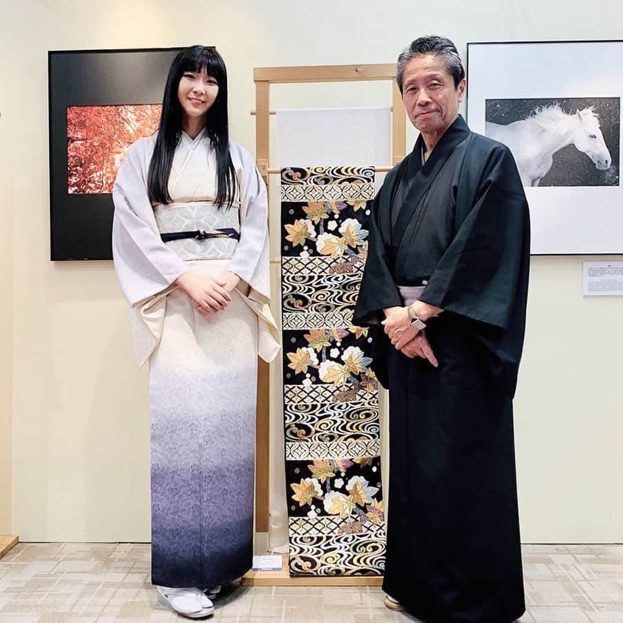 のインスタグラム：「きもの紅葉の会🍁終了しました ﻿ 台風でトークショーは叶いませんでしたが﻿ 細尾さんもいらして下さり﻿ 染織司俵屋さんに在店させて頂きました﻿ ﻿ 美術品のような美しいお着物や帯に囲まれ 皆さまに見て頂いて幸せでした🍁 ﻿ #松坂屋 #名古屋 #きもの #紅葉の会 #kimono #着物 #染織司俵屋 #hosoo #InvisibleKyoto #安珠写真家 #anjuphotographer﻿」