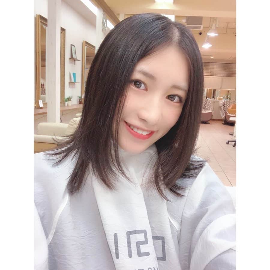のインスタグラム：「. 髪をバッサリ切りました💇‍♀️✨ 人生初、前髪なしのミディアムヘア！ かなりイメチェン出来たんじゃないかな、、！？🤔 . 原宿の美容室「VIRGO(ウィルゴ)」の伊藤さんにお世話になりました！ キラキラ素敵にしてくれる天才…😂 大満足！！また行きたいなー！ みんなもぜひ行ってみてね☺️🌱 . 特別に、写真も動画も沢山撮らせていただきました！！🙇‍♀️✨ . 動画はYouTubeにアップしたので いちなるのプライベートや、思い切ったカットの様子 ぜひチェックしてねーー！！！ヾ(๑╹◡╹)ﾉ" . #virgo #hairstyles #haircut #girl #hairstyle #hair #ヘアカット #イメチェン #いちなる #ボンボンTV」