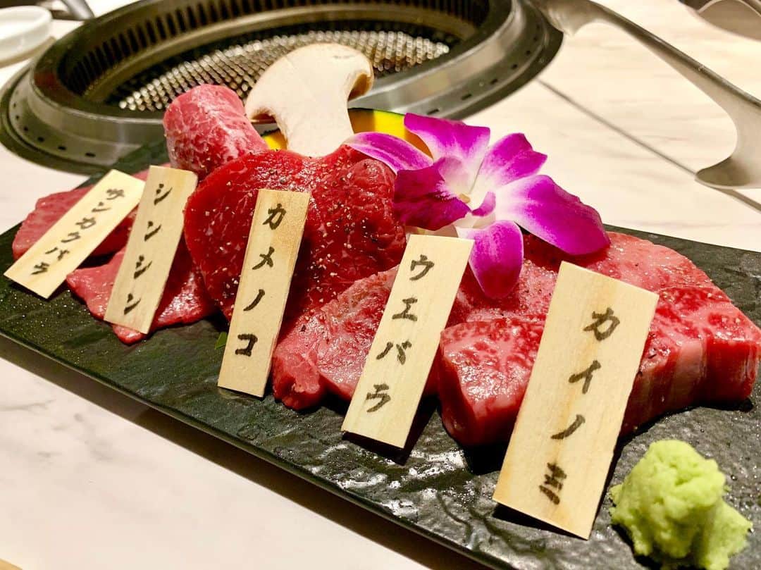 わっきーのインスタグラム：「和牛焼肉ブラックホール。 贅沢に厚切り特上タン2400円を一人で堪能。 黒毛和牛はとにかく脂が旨い。 冷麺は具だくさん。 焼肉屋で生春巻きは珍しい、牛すじ入り。  #和牛焼肉ブラックホール  #焼肉ブラックホール  #焼肉  #一人焼肉  #和牛  #黒毛和牛  #特上タン  #希少部位  #池袋  #池袋グルメ  #池袋焼肉  #新宿歌舞伎町  #新宿歌舞伎町グルメ  #新宿歌舞伎町焼肉  #東京グルメ #youtube #youtuber #わっきーtv #わっきー #食レポ #飯テロ #飯テログラム #飯テロ動画」