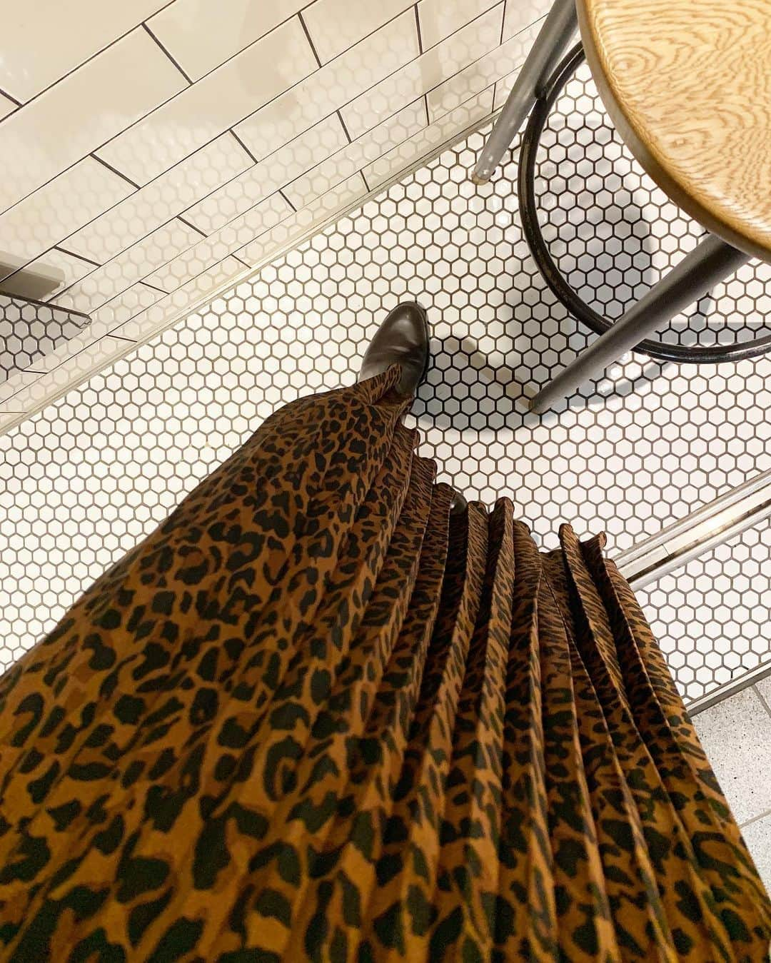 Mai Yamadaさんのインスタグラム写真 - (Mai YamadaInstagram)「秋ですね🐆 . #skirt#fashion#zara#ザラ#ザラ女#ヒョウ柄#秋服#アラサーファッション#ブーツ#ショートブーツ#パラレルキャリア#働く女性#businesswoman#parallelwork #スムージー待ちしてるとこ」10月15日 23時00分 - yamadamai_719