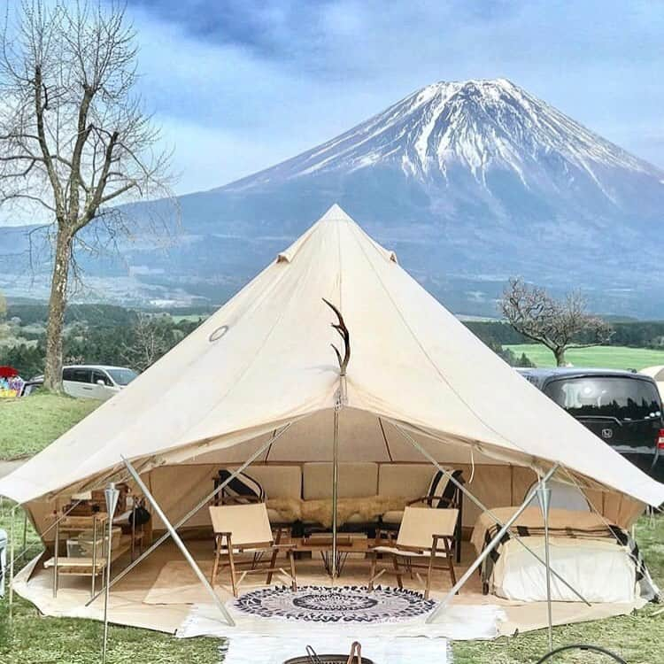 hinata_outdoorさんのインスタグラム写真 - (hinata_outdoorInstagram)「@muuu_campさんのpic✨﻿⠀⠀⠀⠀⠀ ⠀ ノルディスクの定番、アスガルドをユニークな方法で大胆にオープン🥺 エアベッドや組み立て式のソファが醸し出すグラマラス感や、白を基調とした清潔感のあるインテリアなど、グランピングスタイルのお手本のようなサイト✨ ⠀ 〜素敵なテント内インテリア～⠀ おしゃれなファニチャーや、参考にしたいインテリア風景など、素敵なお写真をご紹介します🛋 ⠀ ﻿⠀⠀⠀⠀⠀ ﻿⠀⠀⠀⠀⠀ 🌳🌲🌼🌳🌲🌲🌳🌲🌳🌲🌻🌳🌳⠀⠀﻿⠀⠀⠀⠀⠀ アカウントをフォロー& #hinataoutdoor を付けて⠀⠀﻿⠀⠀⠀⠀⠀ アウトドア風景を投稿してください😊⠀⠀﻿⠀⠀⠀⠀⠀ 🌳🌲🌳🌲🌻🌲🌳🌲🌳🌼🌲🌳🌳⠀⠀﻿⠀⠀⠀⠀⠀ ⠀⠀﻿⠀⠀⠀⠀⠀ 素敵なお写真はリポストさせて頂きます✨⠀⠀﻿⠀⠀⠀⠀⠀ ⠀⠀﻿⠀⠀⠀⠀⠀ 🚙キャンプや山登りのアウトドア情報はプロフィールのURLから ➡ @hinata_outdoor⠀⠀﻿⠀⠀⠀⠀⠀ ⠀⠀﻿⠀⠀⠀⠀⠀ 🍖美味しそうなキャンプ料理の写真は➡️⠀⠀﻿⠀⠀⠀⠀⠀ @hinata_gohan⠀⠀﻿⠀⠀⠀⠀⠀ ﻿⠀⠀⠀⠀⠀ ﻿⠀⠀⠀⠀⠀ #キャンプ #アウトドア #キャンプギア #アウトドアギア #キャンプ道具 #キャンプ場 #秋キャンプ #ファミリーキャンプ #キャンプインテリア #キャンプキッチン#キッチンテーブル #キャンプ部 #ファミキャン #camp #キャンプ用品 #outdoor #キャンプ初心者 #キャンプコーデ #キャンプ収納 #キャンプ女子 #ノルディスク #アスガルド #グランピング outdoorlife #hinataoutdoor⠀」10月15日 23時01分 - hinata_outdoor