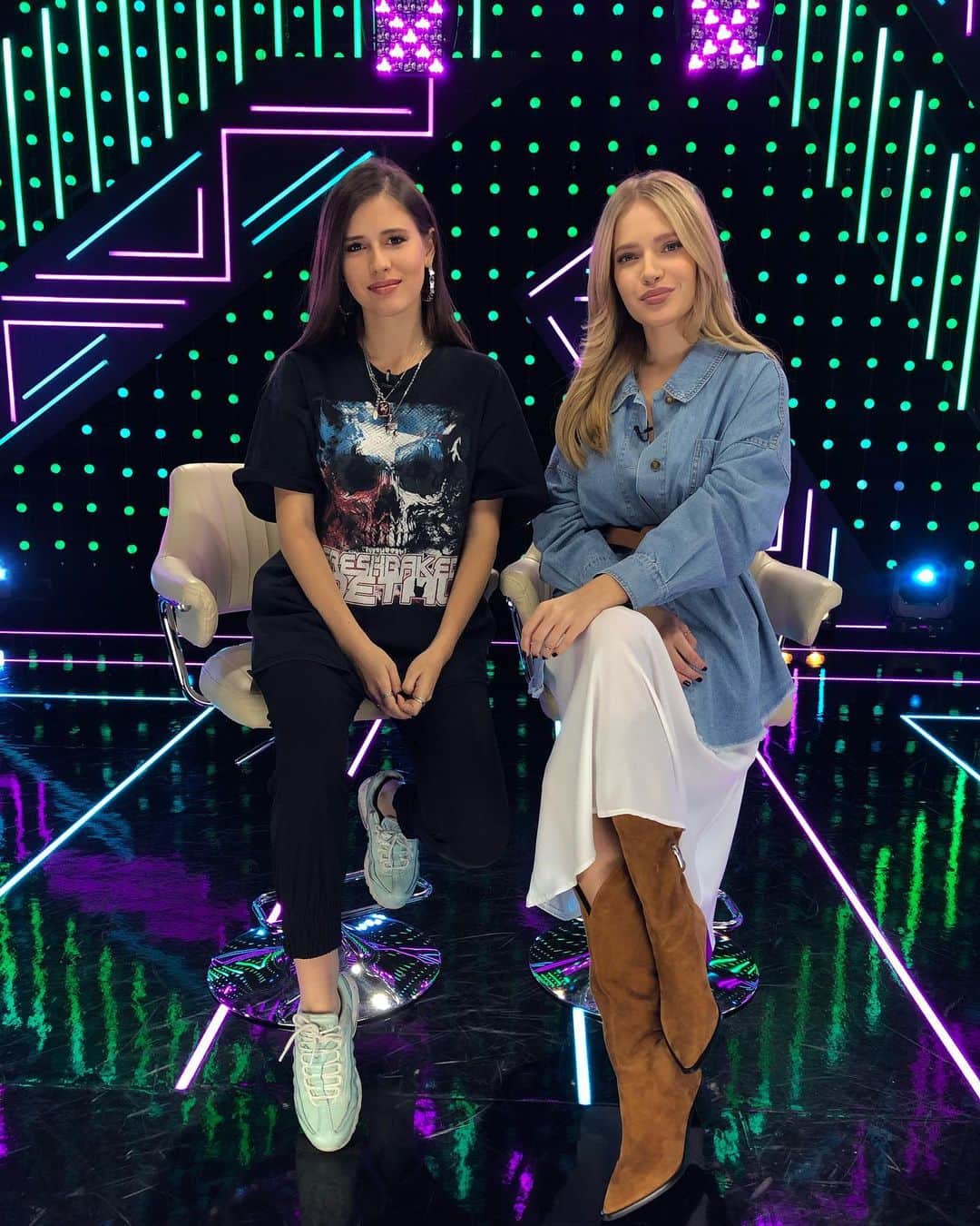 RU.TVさんのインスタグラム写真 - (RU.TVInstagram)「@elvira_t_music в студии телеканала @ru_tv ! Задавай свои вопросы в комментариях.  #темарутв #эльвират #лизажарких #прямойэфир」10月15日 23時04分 - ru_tv