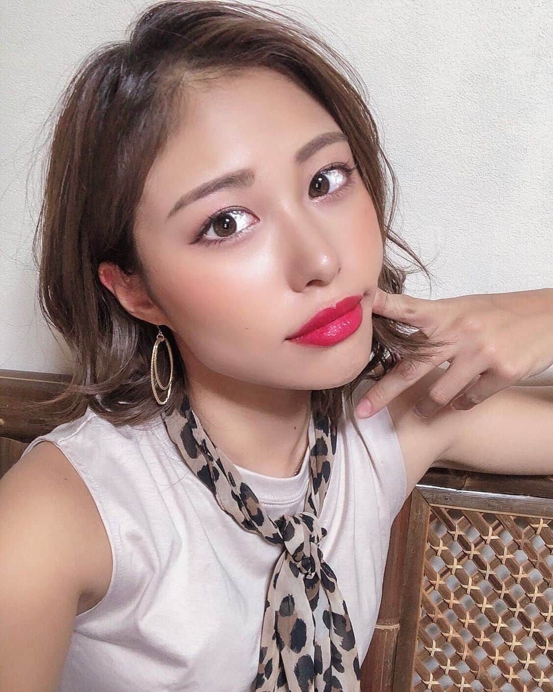 澤井玲未のインスタグラム：「似た構図の自撮り率高くてごめんなさい写真撮ってないの😂笑 ひっさしぶりに赤リップつけた時💄 前までは仕事でトレードマーク並みにつけてたの懐かしい🥰 たまにつけるとテンション上がるね❤️ . #selfie#lips#redlips#make#cosme#💄#口紅#メイク#コスメ#赤リップ#mac#ロブ#ロブヘア#ロブヘアアレンジ#ボブ#ボブヘアー#ボブヘアアレンジ#レオパード柄#レオパード#スカーフ#スカーフコーデ#裸眼#裸眼メイク」