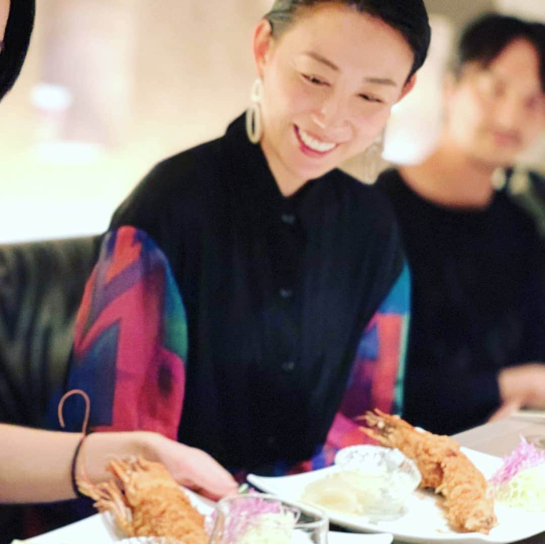 池田香織のインスタグラム：「隣の海老が気になるの図。  Your shrimp is bigger than mine? #abdef」