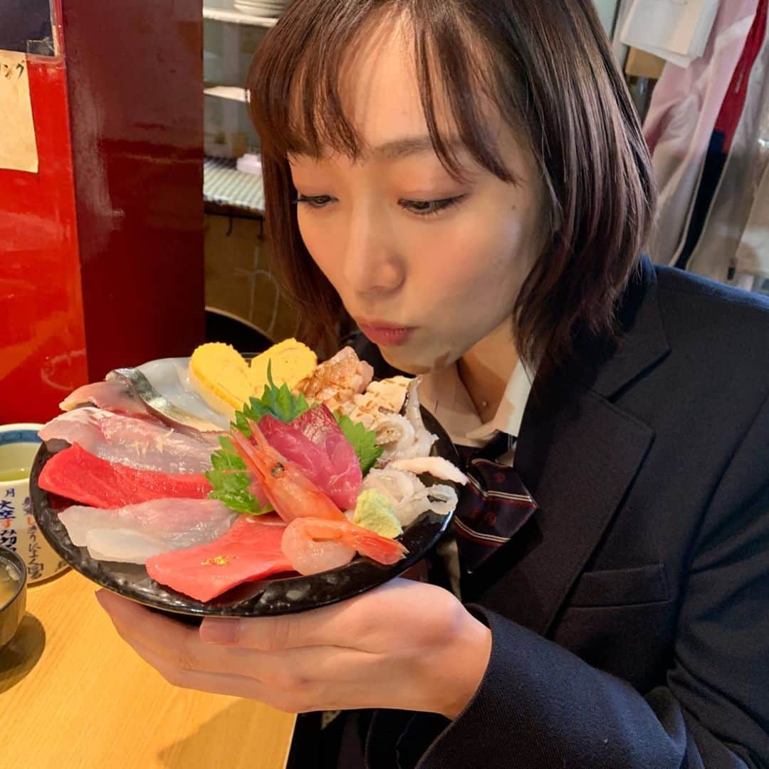 須田亜香里さんのインスタグラム写真 - (須田亜香里Instagram)「อร่อย💛 น่า รัก❤️ #funfunjapan @funfunjapan2019 #japantrip #bnk48 #ske48 #石川県 #金沢市 #近江町市場 #海鮮丼 #อร่อย #น่า รัก」10月15日 23時07分 - akarisuda