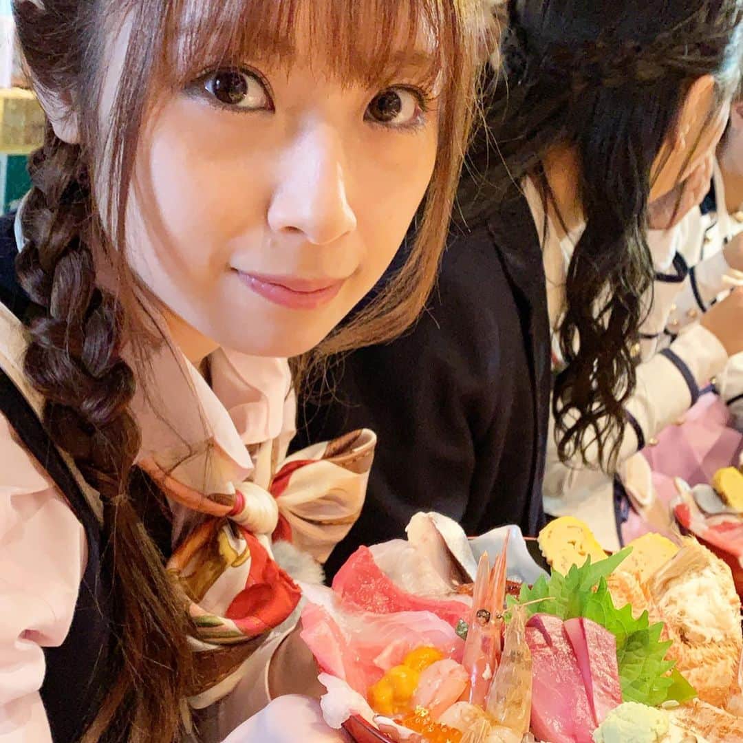 須田亜香里さんのインスタグラム写真 - (須田亜香里Instagram)「อร่อย💛 น่า รัก❤️ #funfunjapan @funfunjapan2019 #japantrip #bnk48 #ske48 #石川県 #金沢市 #近江町市場 #海鮮丼 #อร่อย #น่า รัก」10月15日 23時07分 - akarisuda