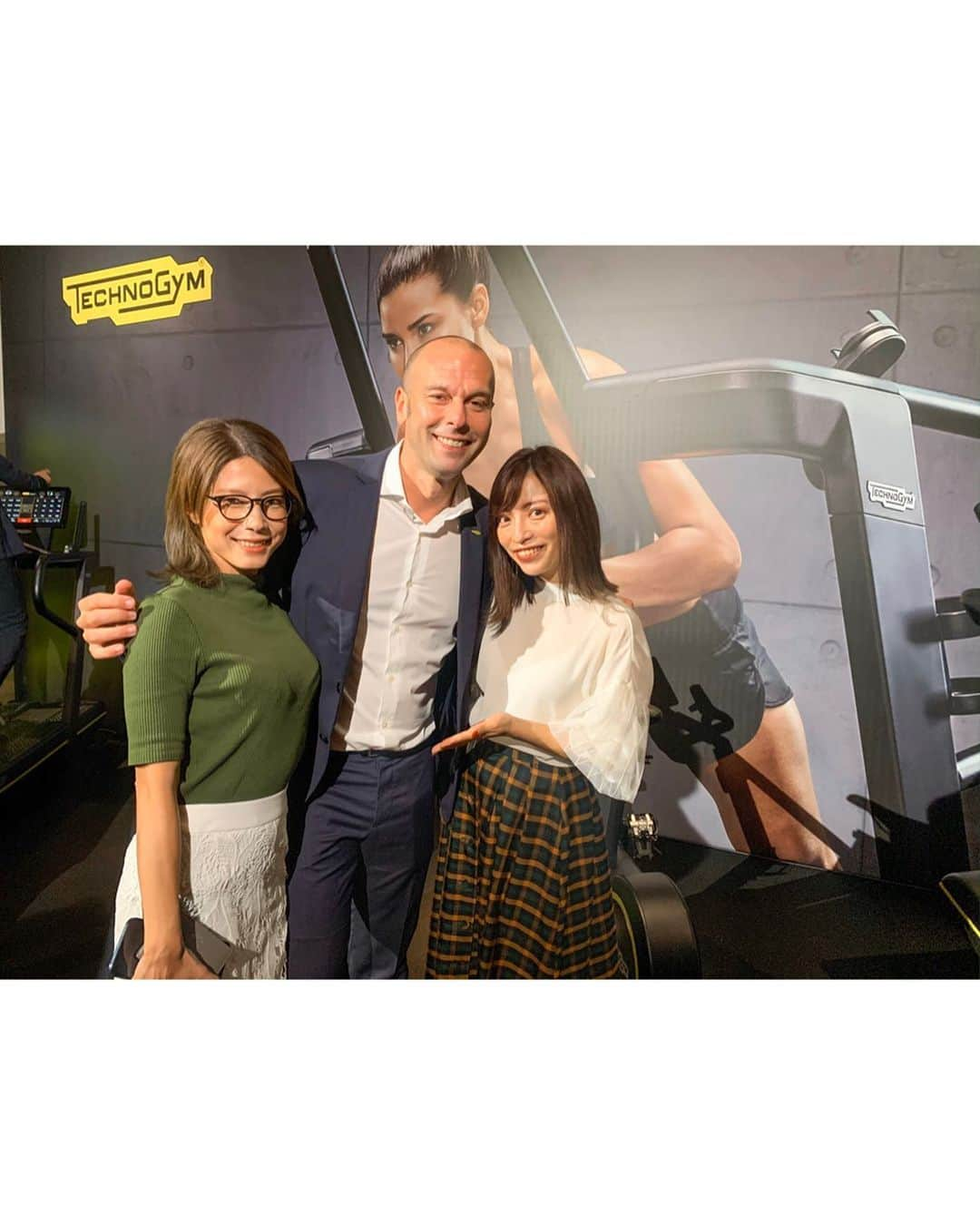 和希詩織さんのインスタグラム写真 - (和希詩織Instagram)「🏋️‍♀️🏃‍♂️💨🗼✨#technogym#technogymforum2019 . . ラグジュアリーな空間にときめく✨ テクノジムのレセプションパーティーに行ってきたよ🥂🏋️‍♀️🏃‍♂️ . . スタイリッシュなマシーンに 会場のフード全てがスペシャルで 幸せな空間に癒された🤤✨ . . . お寿司やローストビーフ チーズの上🧀で作るリゾット本当に美味しすぎて溶けた🤤💕 . . 社長さんのネリオさんやエンリコマナレシさんやファブリッツィオさんとお会いして気さくにお話ししていただいて🤤優しくて✨ そしてもっと英語を話せるようになりたいなぁと思ったり🤭✨ . . ランニングマシーンで颯爽と走るKevinさん🏃‍♂️💨 このランニングマシーンはラグビーみたいに前に重心をかけて走る事もできてとても整いそう👏 . . . やはり体のラインを整えるとゆうのは気持ちも心も整う そして癒されるってことだなぁと感じで体作り楽しもうと思う🙆‍♀️✨ . . . . . . . #テクノジム#虎ノ門ヒルズ#鍛える#筋トレ女子 #トレーニング女子 #腹筋女子 #ジム#ランニングマシーン#整える#レセプションパーティー#東京タワー#素敵な時間」10月15日 23時15分 - kazukishiori