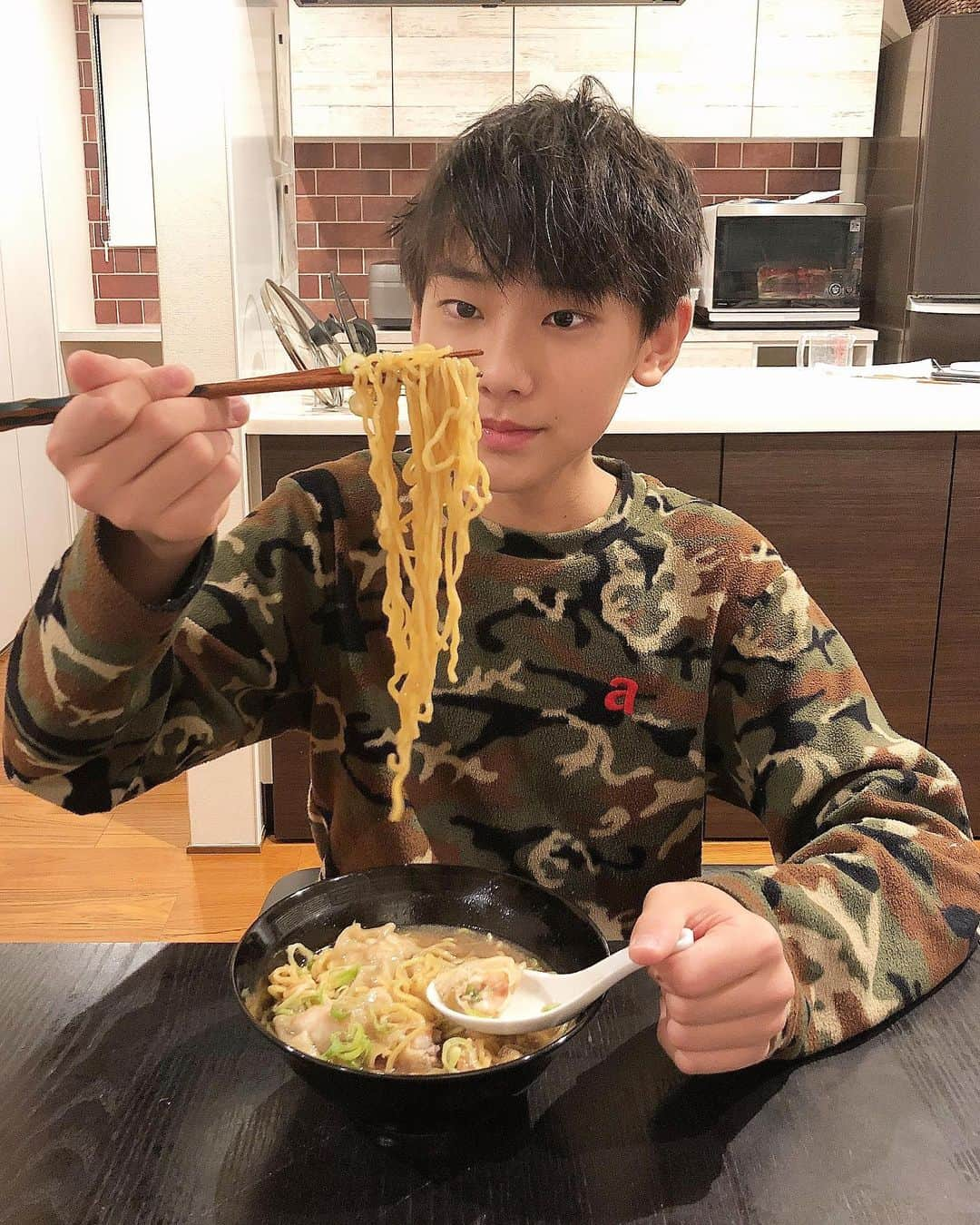 みきママさんのインスタグラム写真 - (みきママInstagram)「【はる兄の晩御飯です！】. . . . . 杏ちゃんがはる兄の分もワンタンを包んでくれたので、そっこー生ラーメンを茹でずにスープに投入して、時間差でワンタンを入れて茹でます！！ . . . . スープが濃くならないようにラーメンを先に取り出してから、ワンタンが茹ったら、水を入れてワンタンをしめると同時にスープを薄めます。. . . . . . 私「味はどう？」って聞いたら、. . . . . はる兄「よい。」ってさ。. . . . . お殿様か？. . . . . #夜食 #受験生 #juniorhighschool #examinee #fnceats #midnightsnack  #latenightsnack」10月15日 23時31分 - mikimama_official