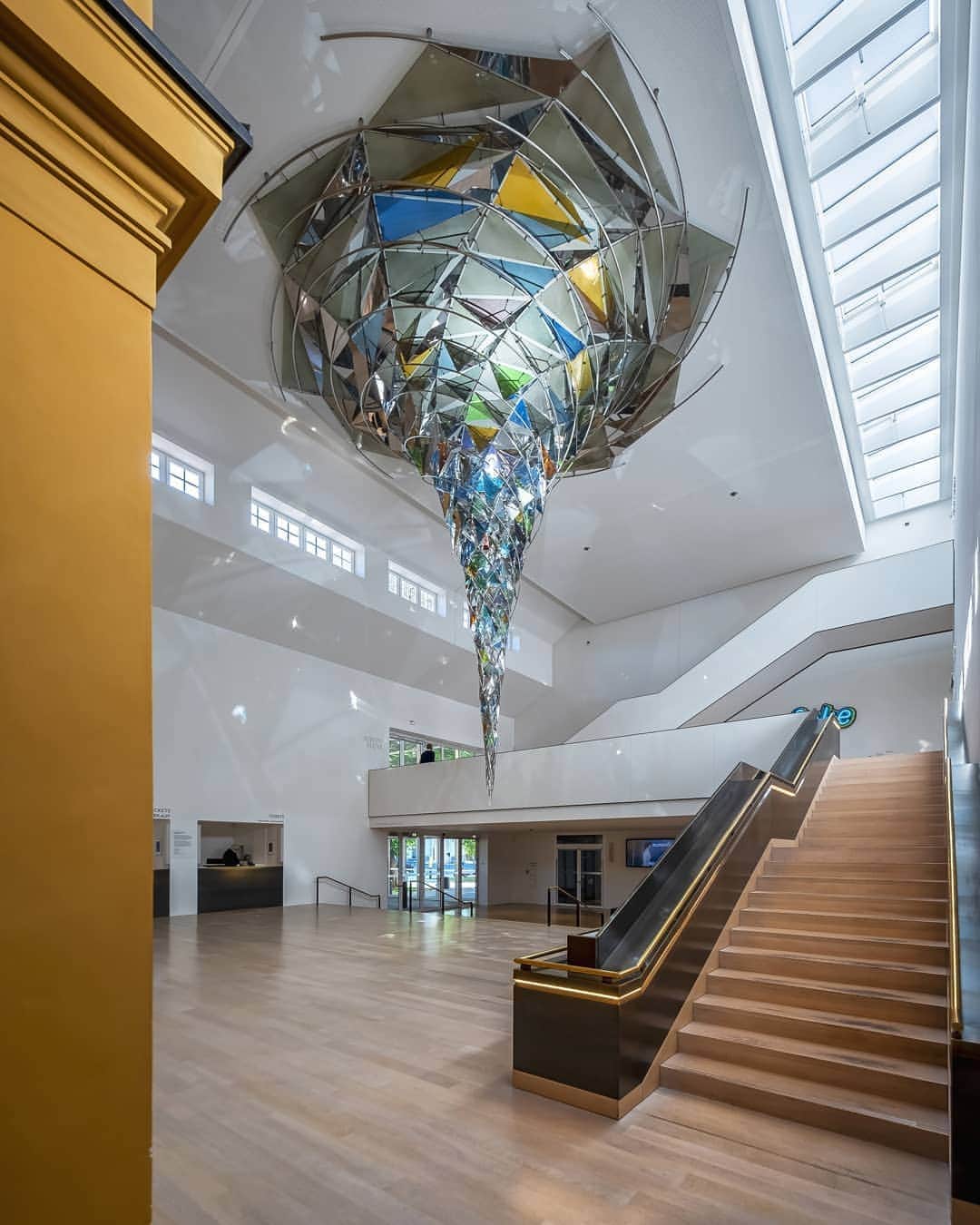 Nicanor Garcíaのインスタグラム：「Art route | Ruta de arte #nicanorgarcia @travelarchitectures @simplymunich #simplymunich Awesome museums and places with art in the city #germanytravel @germanytourism  Swipe to see all the photos: . Lenbachhaus @lenbachhaus #lenbachhaus (1-2) . MUCA @mucamunich #mucamunich (3-4) . Haus der Kunst @haus_der_kunst #hausderkunst (5-6) . Fünf Höfe @fuenf_hoefe #fünfhöfe #5höfe (7-8) . Werksviertel @werksviertelmitte #werksviertelmitte (9-10)」