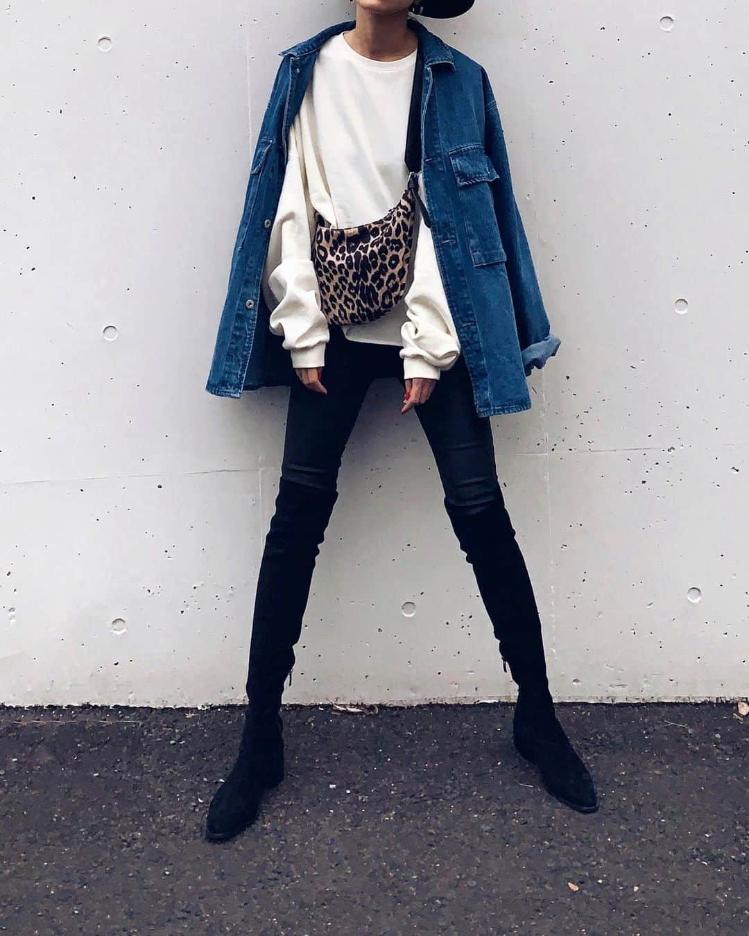 ALISA MATSUMURAさんのインスタグラム写真 - (ALISA MATSUMURAInstagram)「Style:) keep it simple…😎 . sweat×leatherPT×kneehighboots🖤 . 今日発売のハット🖤 再販のスエット🖤 コーディネート😀🖤 . お疲れ様でしたーー☕️♫ . #RULAHコーデ#RULAH_official#スエットコーデ#ニーハイブーツ#ALL_RULAHコーデ#デニム#Gジャン#レオパード#カジュアルコーデ#🐆#す」10月15日 23時28分 - alisa_raw