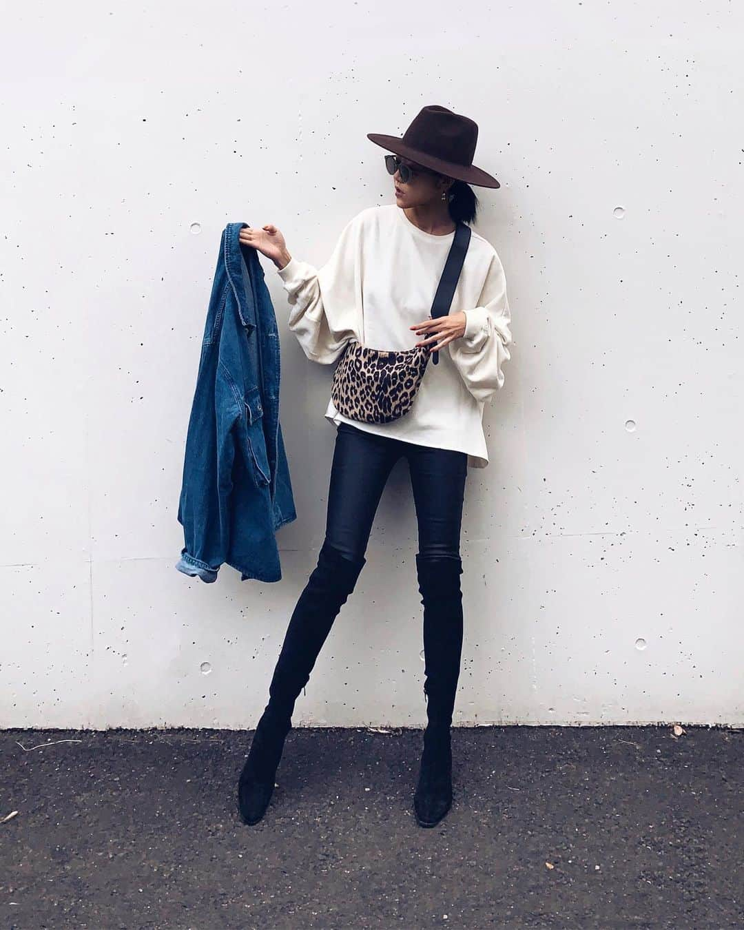 ALISA MATSUMURAさんのインスタグラム写真 - (ALISA MATSUMURAInstagram)「Style:) keep it simple…😎 . sweat×leatherPT×kneehighboots🖤 . 今日発売のハット🖤 再販のスエット🖤 コーディネート😀🖤 . お疲れ様でしたーー☕️♫ . #RULAHコーデ#RULAH_official#スエットコーデ#ニーハイブーツ#ALL_RULAHコーデ#デニム#Gジャン#レオパード#カジュアルコーデ#🐆#す」10月15日 23時28分 - alisa_raw