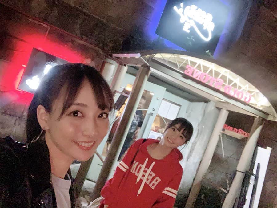 長谷川萌美さんのインスタグラム写真 - (長谷川萌美Instagram)「. 北海道 3日目 (1日戻りました) #小樽 ！ . 人生初・小樽は 移動中でしかも夜ということで あまり良く見えませんでしたが 暗がりの中の #小樽運河 でした🌉✨ . 北海道3日目 #札幌 から #木古内 へ向かう途中でした🚘 . ライブハウスとレストランバーの【GOLD STONE】へ🍽✨♪ . レンガとネオンがレトロで素敵 名産のトマトジュースとりんごジュースを頂きました。塩気が無くても十分そのままの味でおいしい🍅忘れられないトマトジュースでした。 . 次は #ニッカウヰスキー も呑みに行きたい♡そしてゴールドストーンで歌いたいです🌙✨ . .  #ビタスイ #北海道 #遠ラブ #goldstone #らぢおすたあ #ツアー #live #ライブ」10月15日 23時29分 - moemi_hasegawa