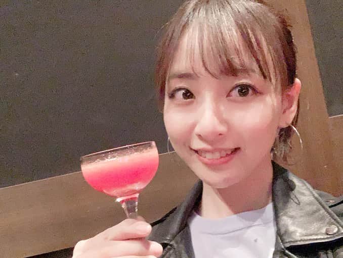 長谷川萌美さんのインスタグラム写真 - (長谷川萌美Instagram)「. 北海道 3日目 (1日戻りました) #小樽 ！ . 人生初・小樽は 移動中でしかも夜ということで あまり良く見えませんでしたが 暗がりの中の #小樽運河 でした🌉✨ . 北海道3日目 #札幌 から #木古内 へ向かう途中でした🚘 . ライブハウスとレストランバーの【GOLD STONE】へ🍽✨♪ . レンガとネオンがレトロで素敵 名産のトマトジュースとりんごジュースを頂きました。塩気が無くても十分そのままの味でおいしい🍅忘れられないトマトジュースでした。 . 次は #ニッカウヰスキー も呑みに行きたい♡そしてゴールドストーンで歌いたいです🌙✨ . .  #ビタスイ #北海道 #遠ラブ #goldstone #らぢおすたあ #ツアー #live #ライブ」10月15日 23時29分 - moemi_hasegawa