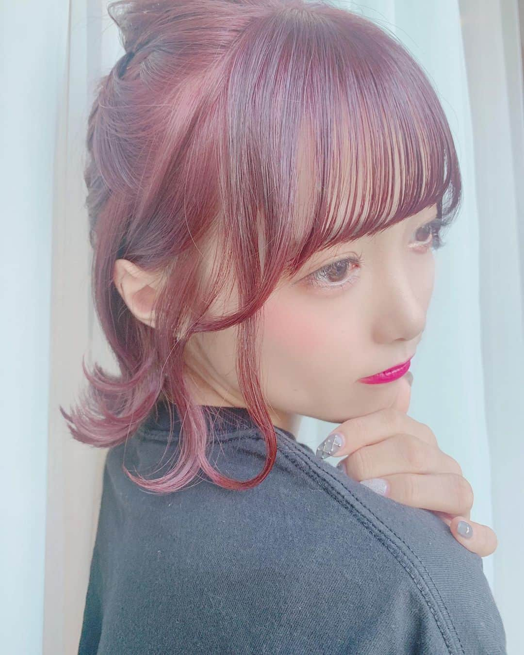 福山梨乃さんのインスタグラム写真 - (福山梨乃Instagram)「ニューヘアー💘お任せで染めてもらったらこの色になった〜最高〜秋〜👼🏻👼🏻 暗いとこで見るとそんな赤ぽくないよ^^ ピンクボルドーだって〜 . tshirt→  @champion  skirt→ @_ruruofficial_  belt→ @spinns_official . . #秋カラー#ピンクカラー#ボブアレンジ#ボブヘア#お団子アレンジ#ハーフアップお団子#ボブヘアアレンジ#外ハネ#ボルドーカラー#赤髪ボブ#赤髪#美容院#外苑前#赤チェック#秋コーデ#チャンピオン#좋아요환영#팔로우환영#머리스타그램#일본머리#도쿄」10月15日 23時29分 - rinomaru_