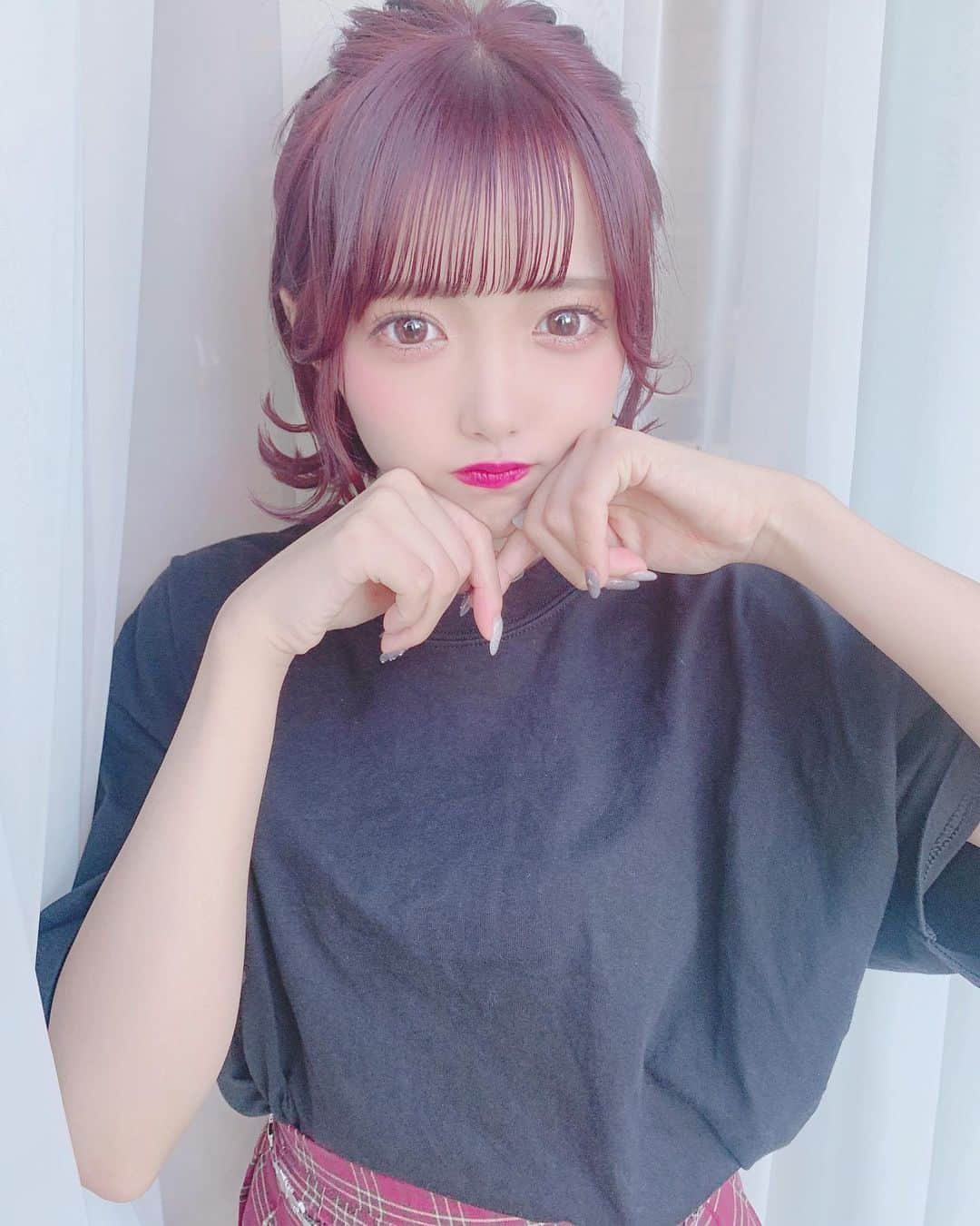 福山梨乃さんのインスタグラム写真 - (福山梨乃Instagram)「ニューヘアー💘お任せで染めてもらったらこの色になった〜最高〜秋〜👼🏻👼🏻 暗いとこで見るとそんな赤ぽくないよ^^ ピンクボルドーだって〜 . tshirt→  @champion  skirt→ @_ruruofficial_  belt→ @spinns_official . . #秋カラー#ピンクカラー#ボブアレンジ#ボブヘア#お団子アレンジ#ハーフアップお団子#ボブヘアアレンジ#外ハネ#ボルドーカラー#赤髪ボブ#赤髪#美容院#外苑前#赤チェック#秋コーデ#チャンピオン#좋아요환영#팔로우환영#머리스타그램#일본머리#도쿄」10月15日 23時29分 - rinomaru_