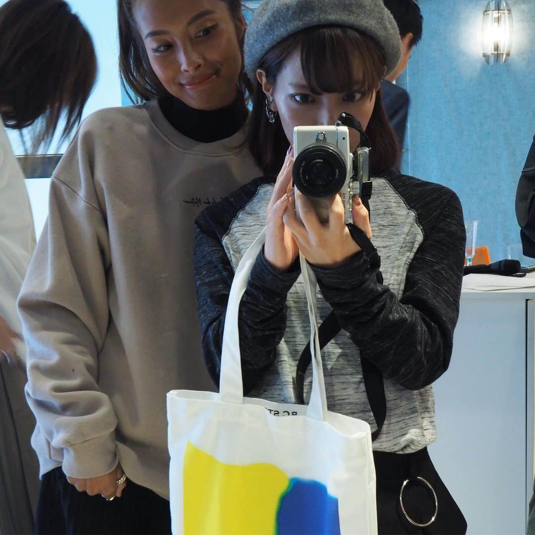 渡邊りつさんのインスタグラム写真 - (渡邊りつInstagram)「#day . ベイクルーズのブランド"B.C STOCK" @bcstock.jp と11月1日公開の福山雅治さん主演映画"マチネの終わりに" @matinee_movie のコラボグッズトークセッションに行ってきました 👏🏿👏🏿👏🏿 どのお洋服もほんとに可愛かったし、小説は元々知ってたんだけど、今回の映画もすごく気になる ☺︎ . ゲストにfashionYouTuberのなかむ @nakamu_64  さんが来られてたんだけど最近動画見たばかりだったからびっくりした！色々なお話聞けて嬉しかった～ ⠒̫⃝⠒̫⃝⠒̫⃝ . そして、グッズを購入された方には、小説のカバーデザインがどどーんと入ったおしゃれな、限定トートバッグが貰えるみたいなので是非チェックしてみてください 🎨🎨🎨 . #ベイクルーズ  #baycrews #ベーセーストック #bcstock  #マチネの終わりに #マチネとbc #平野啓一郎 #wrwr_風景」10月15日 23時41分 - w.rw.r