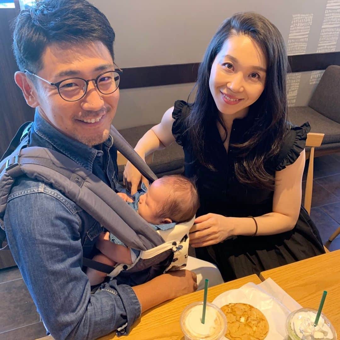 のインスタグラム：「お出かけを徐々に。  スタバに行ってみたり、イオンに行ってみたり。  イオンモールって授乳室や調乳スペース、キッズスペース諸々、子連れで行きやすい工夫がいっぱいなんだね。 子どもが泣いてもあたふたしなくて良いし、そりゃわたし達みたいな地方住まいはみんな行くわなぁってなりました。 とりあえずZARAで買い物が出来たので満足。  この夜は、息子も昼寝やお腹が満たされないまま(？)慣れない場所でのストレスが多かったのか夜中の泣きがいつも以上。 お付き合いありがとうという気持ちと、寝させてくれ〜という気持ちと。  こんな写真のせて順調にお出かけもしました〜って風だけど、全然そうじゃないっす💩 もう毎日リングの上で戦うボクサーでボコボコにされてる感じっす‼️ 寝かしつけに苦悩し、授乳にも自信もなく、新生児期に出来てたストレッチなんてやる時間もないことが多々。 1ヶ月検診終わったら緊張の糸が切れデブになってきた気さえする。  料理も洗濯も一緒に昼寝したいなーと思うけど後回しにしたら自分の首を締めることになるから先手先手。  答え合わせのない問題への不安や、自分への憤りもあるし、日増しに増える首にかけてのニキビに落ち込む（笑）  人の芝は青いというかインスタを見ると他の方はもっと優雅に素敵に育児して過ごされて、子どもとの泥臭さないのかな？と思うことも。  きっと見える一部分がそうであって、見えない部分は格闘されてるんだと思うけど。  もし、そんな風に思う新米ママさんがこれをいつか見た時にリングではボコボコにされてるよ〜あなたと同じよー安心してと思って欲しい。  ボコボコだけど、ぷにぷにの脚とかニヤッとする顔とかそれだけで報われるし可愛いと思うことも真実。  息子、おならがド臭く頻回。 それを嗅いでたら癖になってきた。 自分のおならに怒って泣いてた。 わたしが張り詰めてる時にプーとかするから力が抜ける（笑）  #おならっていくつになっても少し笑える #おならの臭いがクセになる #我が子ふぁからか #おっぱい、乳首を人前で連呼するようになった #授乳中に叩かれる #ぺってされる #でも一生懸命で愛おしい」