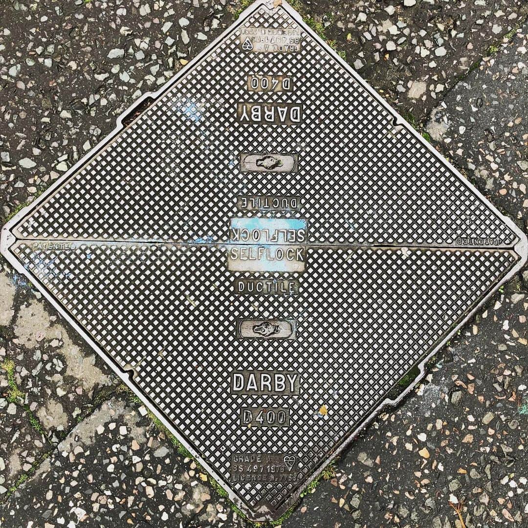 のインスタグラム：「Manhole in Southampton in UK. #manhole  #manholecover #hobby #object #art #artwork #love #Southampton #マンホール #マンホーラー #インスタ映え #芸術 #アート #趣味 #漢 #下を向いて歩こう #イギリス #イングランド #サウサンプトン  #海外マンホール #外国マンホール #海外のマンホール #外国のマンホール」