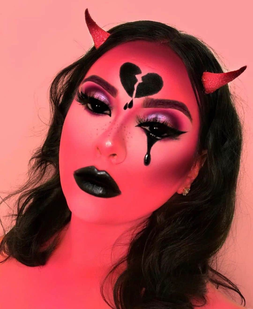 Jeffree Star Cosmeticsさんのインスタグラム写真 - (Jeffree Star CosmeticsInstagram)「DARK LOVE🖤 So what’s everyone dressing up as this year?! 👀 @gxldvibe created this sinister look using our #BLOODSUGAR palette 💉 #jeffreestarcosmetics」10月15日 23時59分 - jeffreestarcosmetics