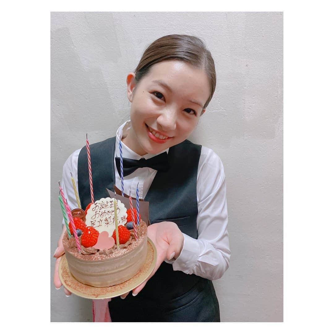 足立梨花さんのインスタグラム写真 - (足立梨花Instagram)「27歳😆💓﻿ ﻿ 現場でお祝いしてもらいました！﻿ 一旦休憩して…﻿ まだまだ撮影がんばりまっす！﻿ ﻿  #HBD #27th #happybirthday #1016 #変わった現場で誕生日 #足立梨花誕生祭 #あだっちぃー #亀ra」10月16日 0時00分 - adacchee