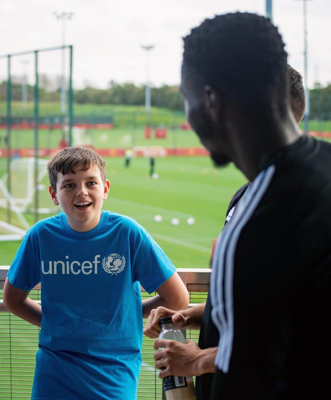 マンチェスター・ユナイテッドさんのインスタグラム写真 - (マンチェスター・ユナイテッドInstagram)「As proud partners of @UNICEF, we sent #Andreas, Axel #Tuanzebe and Largie #Ramazani to help three youngsters learn about nutrition and healthy diets. #United4UNICEF #ForEveryChild」10月16日 0時02分 - manchesterunited