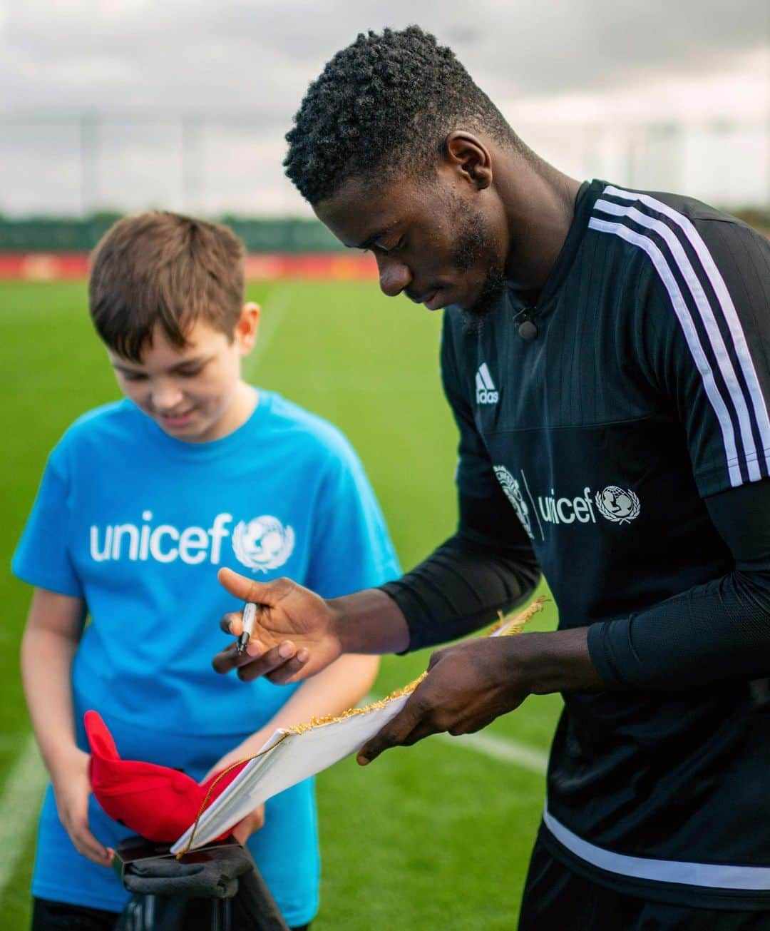 マンチェスター・ユナイテッドさんのインスタグラム写真 - (マンチェスター・ユナイテッドInstagram)「As proud partners of @UNICEF, we sent #Andreas, Axel #Tuanzebe and Largie #Ramazani to help three youngsters learn about nutrition and healthy diets. #United4UNICEF #ForEveryChild」10月16日 0時02分 - manchesterunited