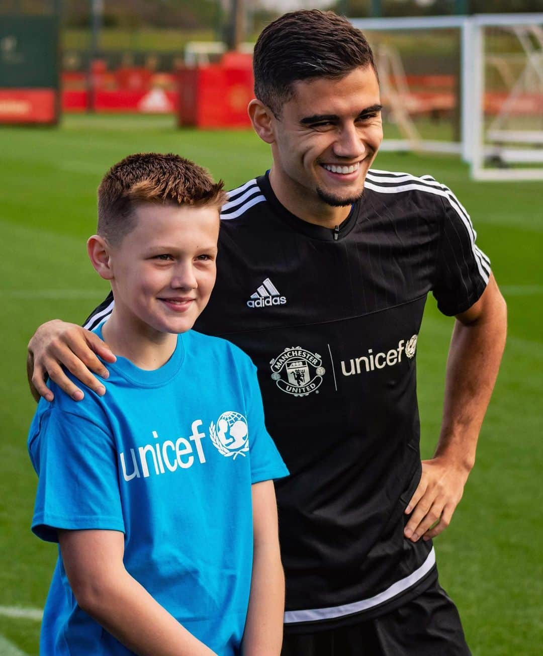 マンチェスター・ユナイテッドさんのインスタグラム写真 - (マンチェスター・ユナイテッドInstagram)「As proud partners of @UNICEF, we sent #Andreas, Axel #Tuanzebe and Largie #Ramazani to help three youngsters learn about nutrition and healthy diets. #United4UNICEF #ForEveryChild」10月16日 0時02分 - manchesterunited