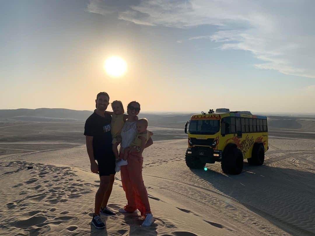 マルク・ムニエッサのインスタグラム：「🌅👨‍👩‍👦‍👦 #desert #monsterbus」