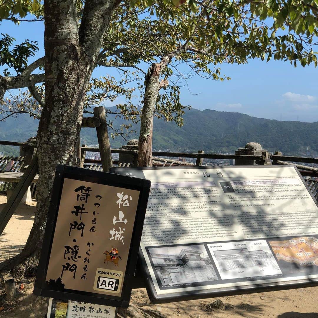 鈴木絢子さんのインスタグラム写真 - (鈴木絢子Instagram)「・ ・ #愛媛出張 🍊 ・ #国の重要文化財 を21棟も有するという松山城にも立ち寄りました😊 松山の街と瀬戸内海を一望✨ ・ これだけの標高なので、たどり着くのも大変かと思いきや、、 ロープウェイやリフトであっという間に山頂へ✨ ・ そこから5分くらいの坂道なので、こんな格好でもw 登れました😊 ・ もうすぐ#紅葉シーズン 🍁 秋の松山城、#ライトアップ も必見のようです🤗✨ ・ ・ ・ #日本100名城 #現存十二天守 #景色 #一望 #青空 #愛媛 #お城女子 #後ろ髪 #四国 #登り石垣 #重要文化財 #女子旅 #秋旅 #秋ぴあ #お城ビュー #🏯 #ehime #shikoku」10月16日 0時08分 - ayako_suzuki810