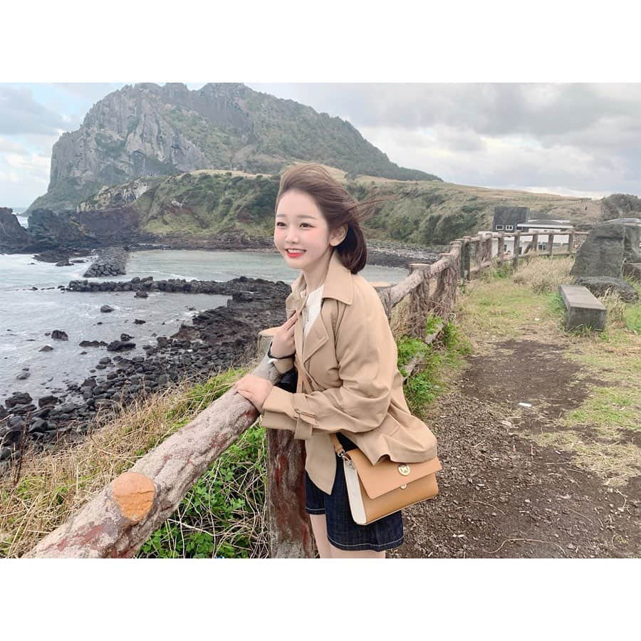 キム・イェリンさんのインスタグラム写真 - (キム・イェリンInstagram)「바람 때문에 몸이 뒤로 밀린 거 처음이어따•• 風すごかった〜🌊💨 #치세필름 #치세의제주도 #ちせフィルム」10月16日 0時09分 - peach_chu_