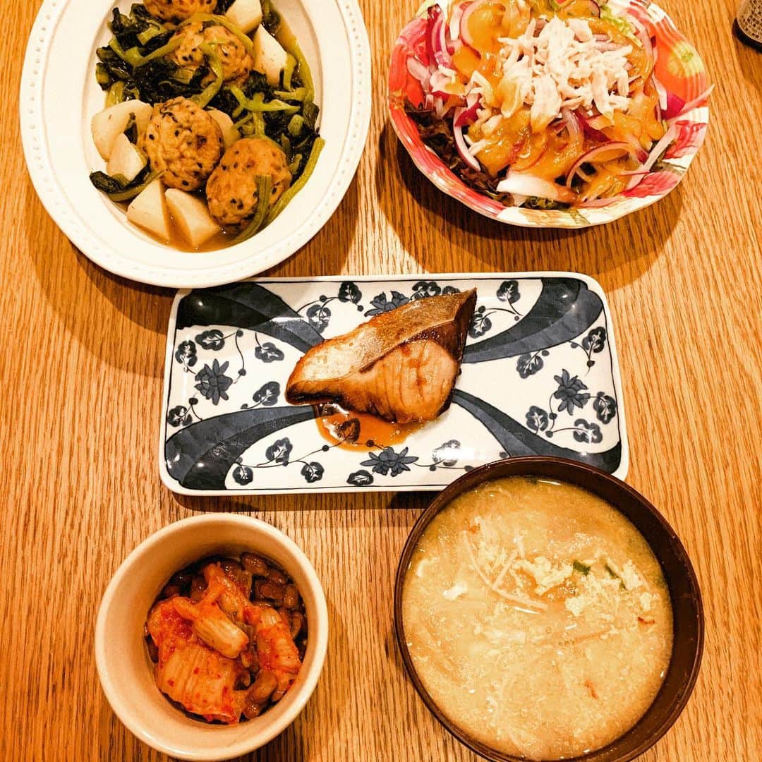 浜口順子さんのインスタグラム写真 - (浜口順子Instagram)「今夜の　#パニックキッチン　どぅえす❤️ いつもだいたい似たような メニューになっちゃうわねぇ。 小松菜と山芋の煮物、 煮魚、納豆にキムチ、 お味噌汁、 サラダ。 走った後なのでサラダに とりささみ入れました🏃‍♂️」10月16日 0時14分 - hamaguchijunko