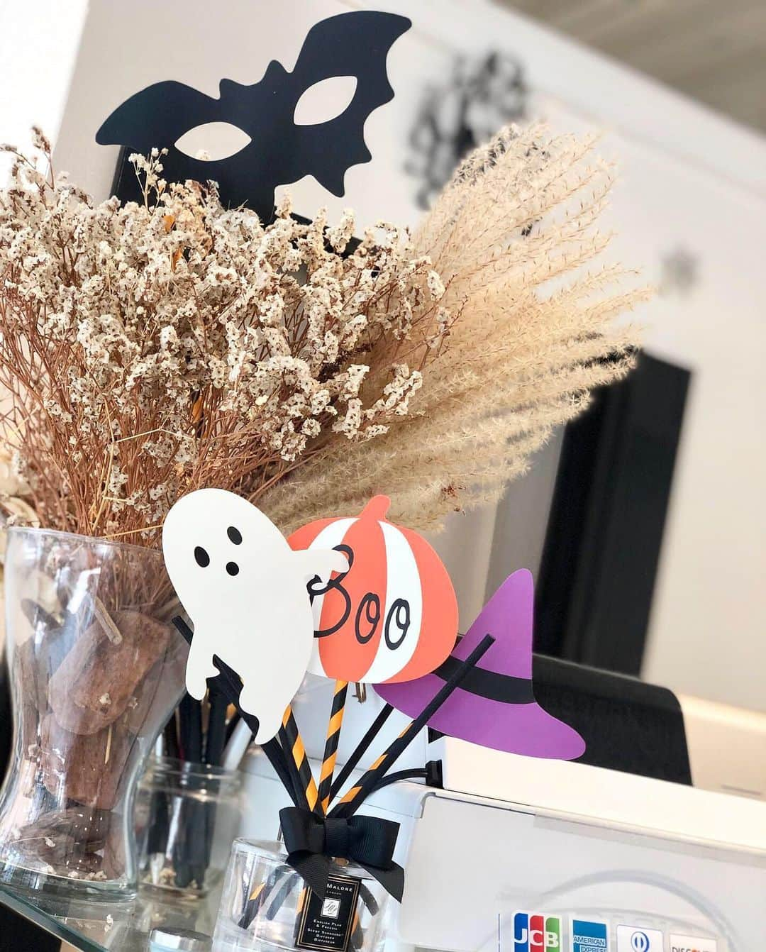 Mayu Ogawaさんのインスタグラム写真 - (Mayu OgawaInstagram)「🖤 いっぱいハロウィン🎃👻﻿ もっと沢山あります！﻿ ご来店の際には探してみてくださいね〜♪﻿ ﻿ A lot of Halloween !!!﻿ ﻿ #ハロウィン #可愛い #楽しい #hallowee #boo #alotoffun ﻿  #もうすぐ #10月  #mda #mdanail ﻿ #ネイルサロン銀座 #銀座ネイルサロン﻿」10月16日 0時19分 - m_d_a