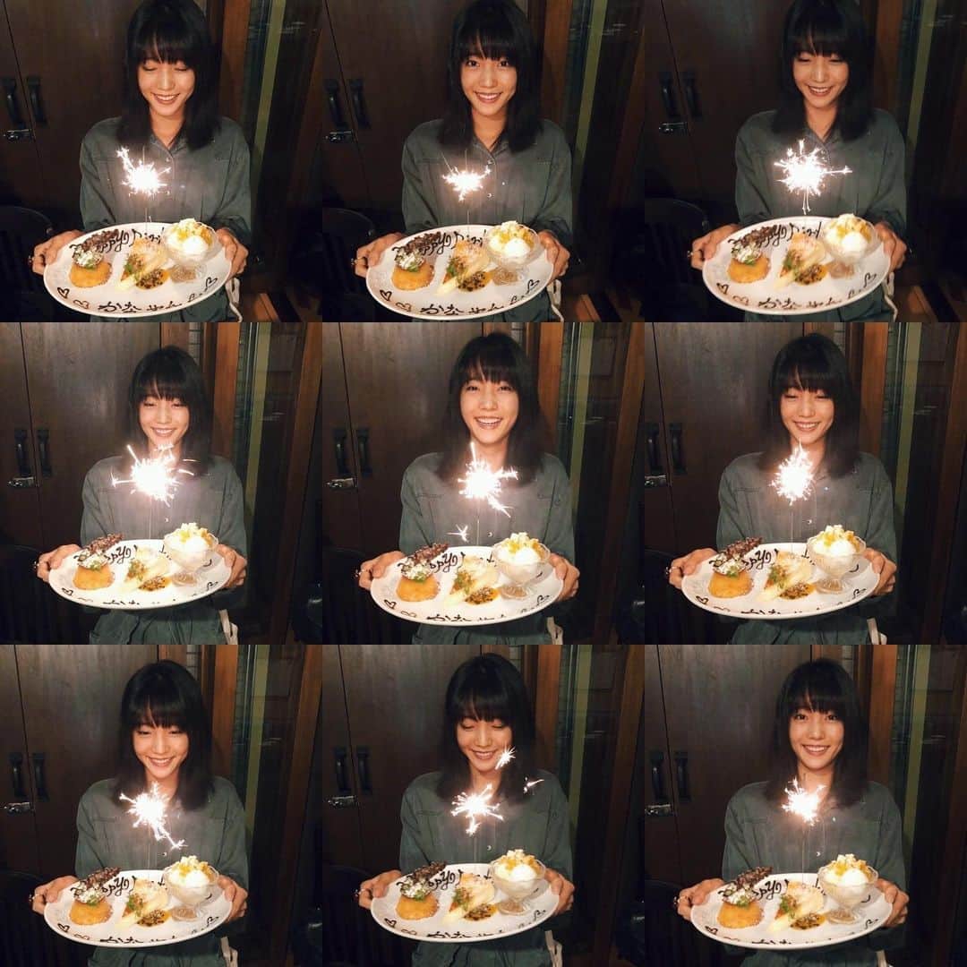 のインスタグラム：「Today is my 22nd birthday🎂✨ ㅤ 日付が変わって今日、16日！！ 22歳になりましたーーー🥳🎉わーい！  #友だちがたくさん撮っていました #ありがとう！！」
