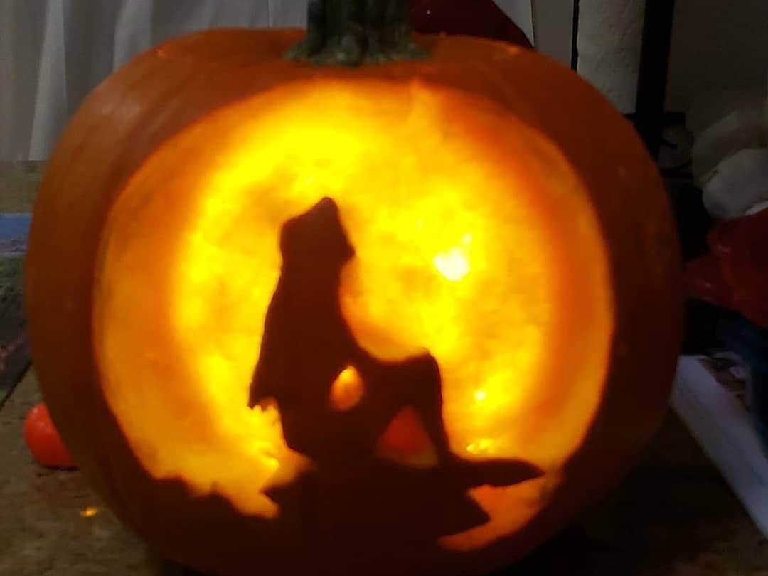 ベアトリサ・リャンさんのインスタグラム写真 - (ベアトリサ・リャンInstagram)「The fall festivities have commenced 🍁🍃🍂🎃 It was my first time carving a pumpkin and I think I'm going to have to make it an annual tradition now. Can you guess which one was mine? Swipe ➡️ to see @sirdatpie final product... It kind of turned out amazing 🤩  #fall #autumn #halloween #pumpkincarving #Disneypumpkins #mikewazowski #monstersinc #oogieboogie #corgi #minion #pie #pi #ariel #littlemermaid #dangernoodz」10月16日 0時27分 - bebe_liang