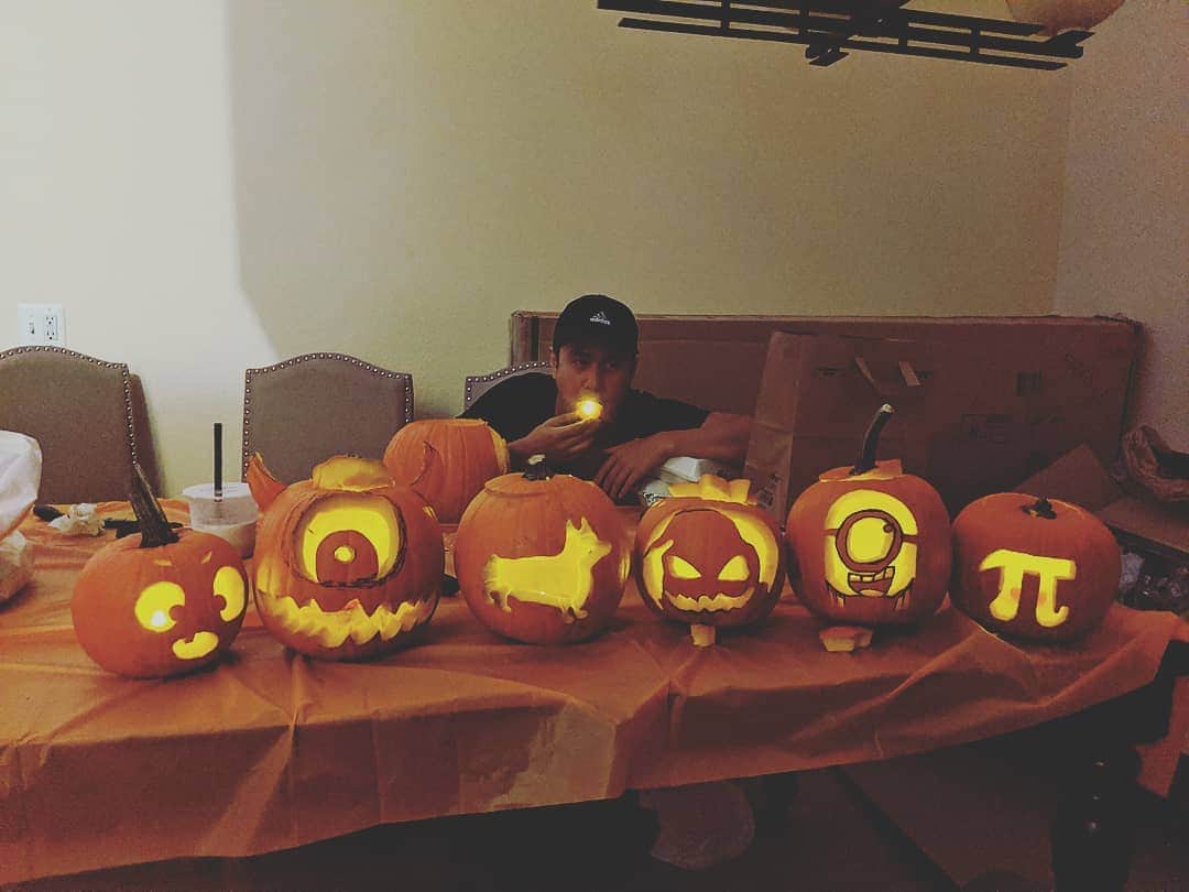 ベアトリサ・リャンさんのインスタグラム写真 - (ベアトリサ・リャンInstagram)「The fall festivities have commenced 🍁🍃🍂🎃 It was my first time carving a pumpkin and I think I'm going to have to make it an annual tradition now. Can you guess which one was mine? Swipe ➡️ to see @sirdatpie final product... It kind of turned out amazing 🤩  #fall #autumn #halloween #pumpkincarving #Disneypumpkins #mikewazowski #monstersinc #oogieboogie #corgi #minion #pie #pi #ariel #littlemermaid #dangernoodz」10月16日 0時27分 - bebe_liang