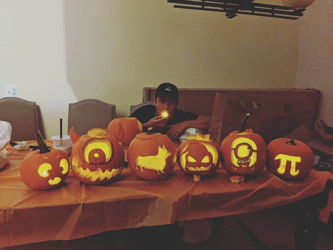 ベアトリサ・リャンのインスタグラム：「The fall festivities have commenced 🍁🍃🍂🎃 It was my first time carving a pumpkin and I think I'm going to have to make it an annual tradition now. Can you guess which one was mine? Swipe ➡️ to see @sirdatpie final product... It kind of turned out amazing 🤩  #fall #autumn #halloween #pumpkincarving #Disneypumpkins #mikewazowski #monstersinc #oogieboogie #corgi #minion #pie #pi #ariel #littlemermaid #dangernoodz」