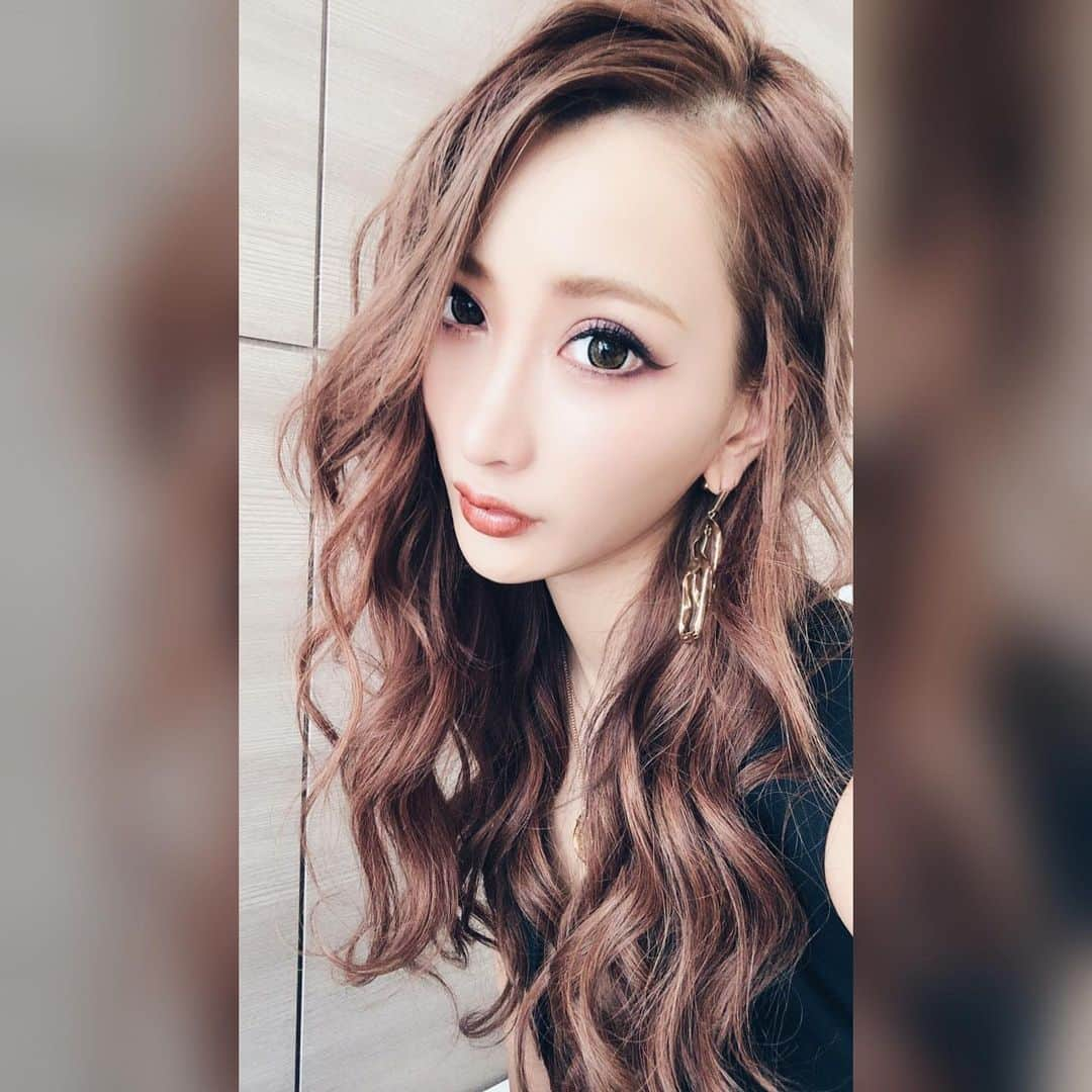 AIKAさんのインスタグラム写真 - (AIKAInstagram)「. 💄💋🍷📷💜 . . . sexy❤ . . 専門から仲良いお友達に ヘアアレンジしてもらたよ❤ 是非飛んで見てみてね😊 フォローもよろちく👼🏾 @chi_bi_mana . . #aika #アレンジ動画 #前髪 #hair #ヘアアレンジ  #簡単ヘアアレンジ #小顔効果  #ヘアスタイル #美容室 #chibimanaarrange  #ヘアサロン #ヘアセット  #大人可愛い #ギブソンタック  #follow #巻き方 #コテ  #簡単ヘアアレンジ #美容師  #サロンモデル #Lilou #lilouhairarrange」10月16日 0時37分 - aika_honmono