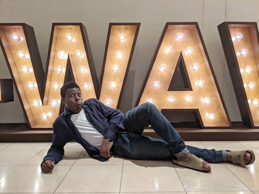 アイク・B・ヌワラのインスタグラム：「1枚目、J-WAVE HOLIDAY SPECIAL TOKYO SOUND HOPPING 9時間生放送が始まる前のONE SHOT！これから中継で東京の魅力を色々伝えるとこ！  2枚目、久方ぶりの雷門前に到着！外国人が特盛りつゆだく！雷門ってさすがですねぇ〜！って指入ってるやんけコンニャロ〜！ 3枚目、相田みつを美術館初めて行きました！色んな詩を見て、文字が絵的で感動したところがたっっっぷり！「初めての日本語はもみあげ」と言う詩を自分で作ってみたらなぜか変な空気になった…（汗）  4枚目、渋谷ハチ公前にてさりげなくスタッフさんに盗撮された1枚！なかなかイケてるやん☆★☆ 5枚目、六本木ヒルズにあるJ-Waveに戻ったらバンドのフレンズが演奏中！！ノリノリワクワクで超かっこよかったぁ〜♫ 6枚目、フレンズ最高♫  7枚目、俺もセカンドプチアルバムもらって最高に最高！みんなも手に入れといてや～♫ 8枚目、聴いてくれたJ-Waveのリスナーのみなさん、本当にありがと〜ございました！また宜しくね！！ #jwave  #radiko  #東京ホッピング」