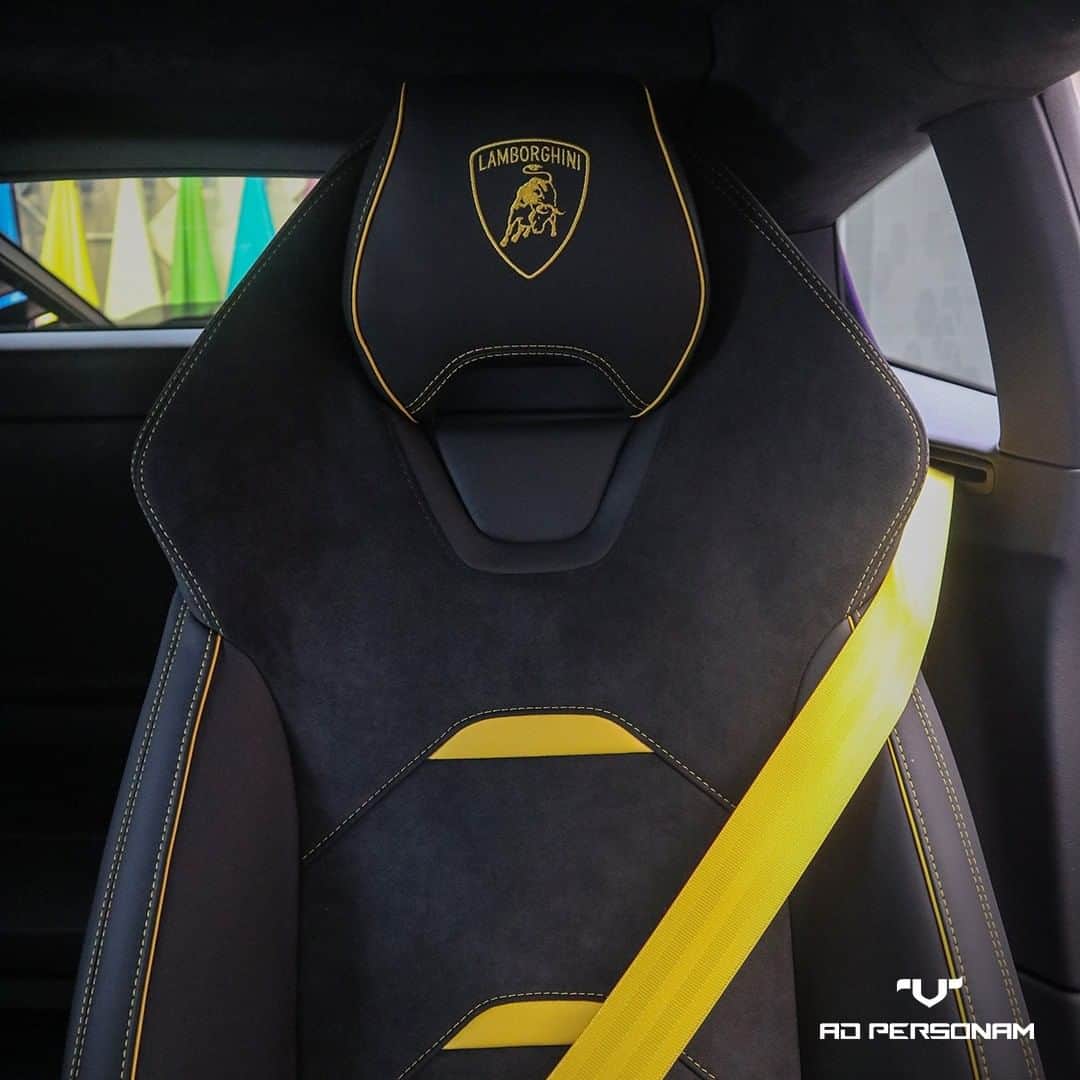 ランボルギーニのインスタグラム：「The Ad Personam program is here to amplify the feeling of being cradled in the laps of comfort and class. In this example, the Huracán EVO sports Alcantara bicolor interiors - Nero Ade seats and Giallo Taurus seatbelts.  #Lamborghini #HuracanEVO #EveryDayAmplified #AdPersonam #MakeItUnique」