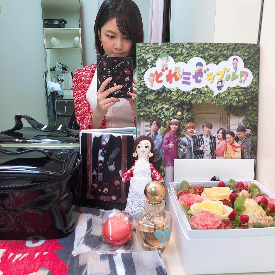 のインスタグラム：「そしてもう一つ。 今回の私の楽屋。裏口から入って一番手前にある、上手袖へと繋がる階段の隣の部屋。 ここは、4年前に川島なお美さんと最後に共演させて頂いた、「広い宇宙の中で」と言う作品で、なお美さんが使っていた楽屋なんです。当時のなお美さんと同じ部屋、同じ席で、全18公演やりきることができました。  4年前の5月13日、この楽屋に呼ばれて、誕生日プレゼントを頂いたのを、今でも鮮明に覚えています。なお美さんのお下がりの赤いカバン。今でも大切に使わせて頂いています。  その時なお美さんにこう言われました。 "女性はダイヤモンドと同じ。歳を重ねれば重ねるほど、輝きが増していく。今日華怜は17ctになったから、これからもっともっと輝くわね。" なお美さん、私21歳になりました。あの時より、輝けてますか？ まだまだ沢山自分を磨いて、いつかなお美さんのように、気高く美しい女性になれるよう頑張るので、ずっとずっと、見ててくださいね。」