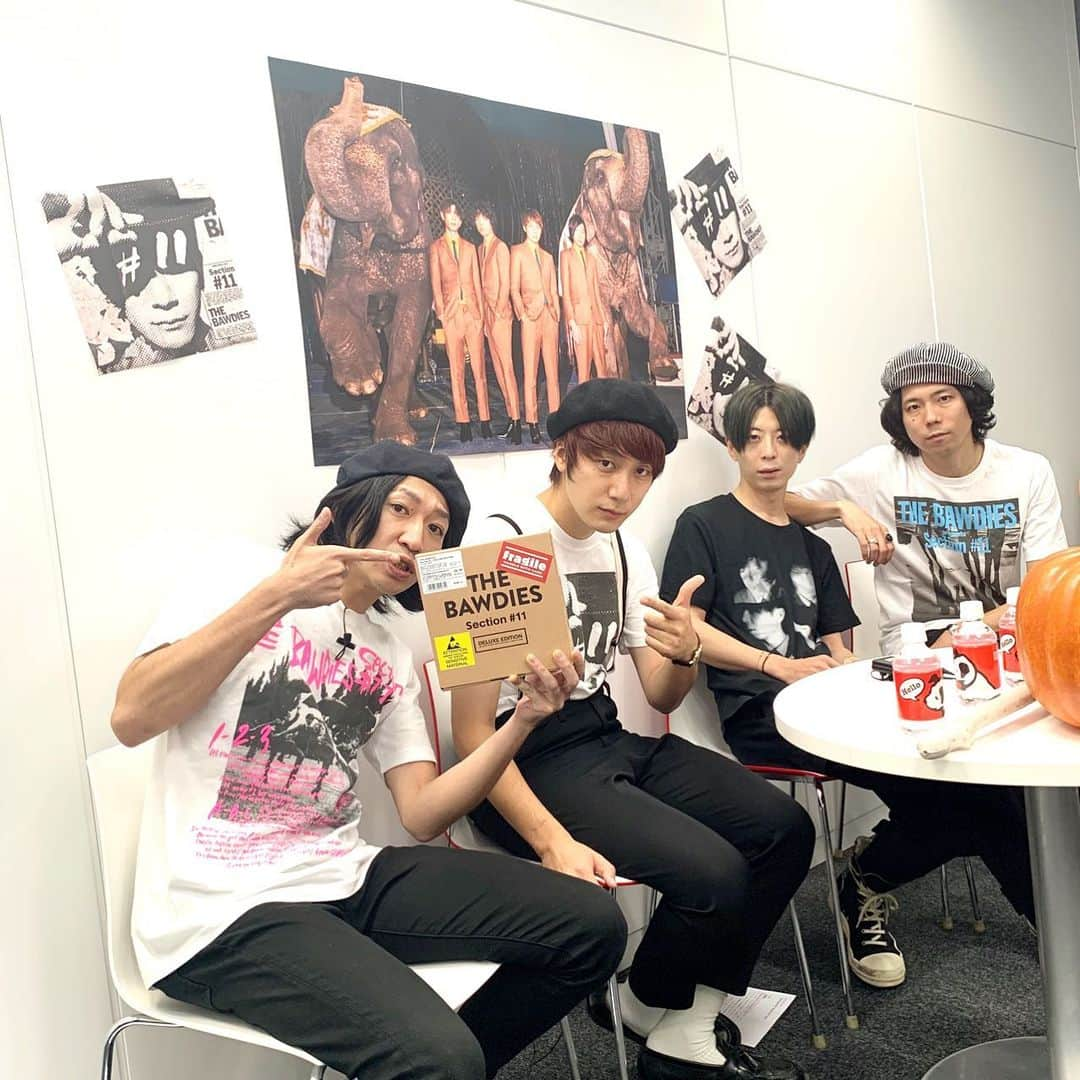 THE BAWDIESさんのインスタグラム写真 - (THE BAWDIESInstagram)「こんばんは、イリュージョンヤマグチです。”Section #11” DX!! ご視聴いただきありがとうございました！ニューアルバム「Section #11」超豪華版 "DELUXE EDITION"の特典内容を紹介するとともに、そこに封入されているオリジナルトランプ"A DECK OF CARDS"のデザインも発表しました。さらに！便乗してトランプマジックの発表会をさせていただきました…いかがでしたでしょうか…？いつも通りワイワイお送りしてましたので、1時間あっという間でした。 超豪華版は受注生産のみの販売になりますので〆切は10/23(水)18:00までになります。迷っている方は僕の体を張った今日のマジックを見てきっと予約してくれたと信じています！てか、本当に後悔させない最高の出来です！ by marcy #bawdies #section11 #linelive #トランプ #予約してね #特典DVDは爆笑必至です #久しぶりの武井壮」10月16日 0時56分 - thebawdies