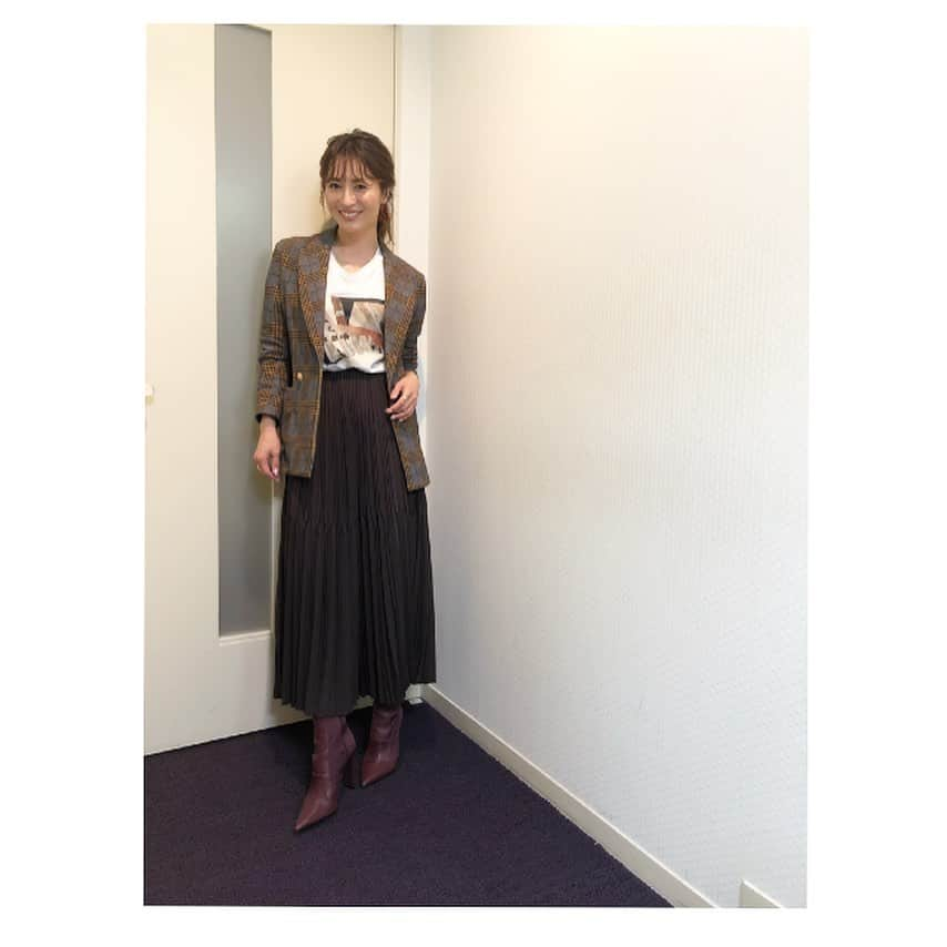 新山千春さんのインスタグラム写真 - (新山千春Instagram)「今日は、ドキドキの  #さんま御殿 の 収録でしたぁ (*^。^*) . 収録後にも、ものすごぉく 笑顔が溢れる事があって、、 感謝があふれた今日でした💜 . 今日は特別楽しかったなぁ (*˘︶˘*).｡.:*♡❤️ あーーー！緊張したぁ😋 . 明日はドラマ撮影！ 頑張ってきます😍👍 _______________________________🌴  #Japaneseactress #casualcoordinate #denimcoordinate #makeup #model  #mamafashion #mama#mamastyle #Instagood #cooking #streetwear #mamacoordinate #hairarrange #streetfashion  #outfit #casualstyle  #outfitstyle  #나를따르라  #fashionistas #dailylook #coodinate  #新山千春  __________________________________________ .」10月16日 0時56分 - chiharuuu_0114