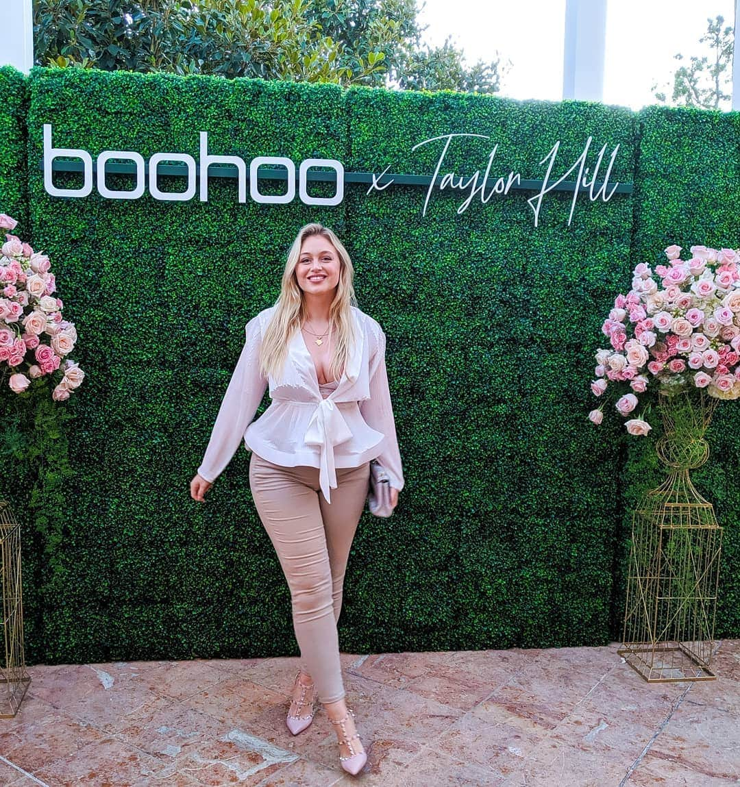 イスクラ・ローレンスさんのインスタグラム写真 - (イスクラ・ローレンスInstagram)「Ad| 🌹the sweetest tea party for @boohoo x @taylor_hill with my girl @tiffmcfierce ♥️ My shirt is part of the collection and I'm blown away how cute everything is😍  #boohooxtaylorhill #boohoo #beverlyhillshotel」10月16日 1時08分 - iskra