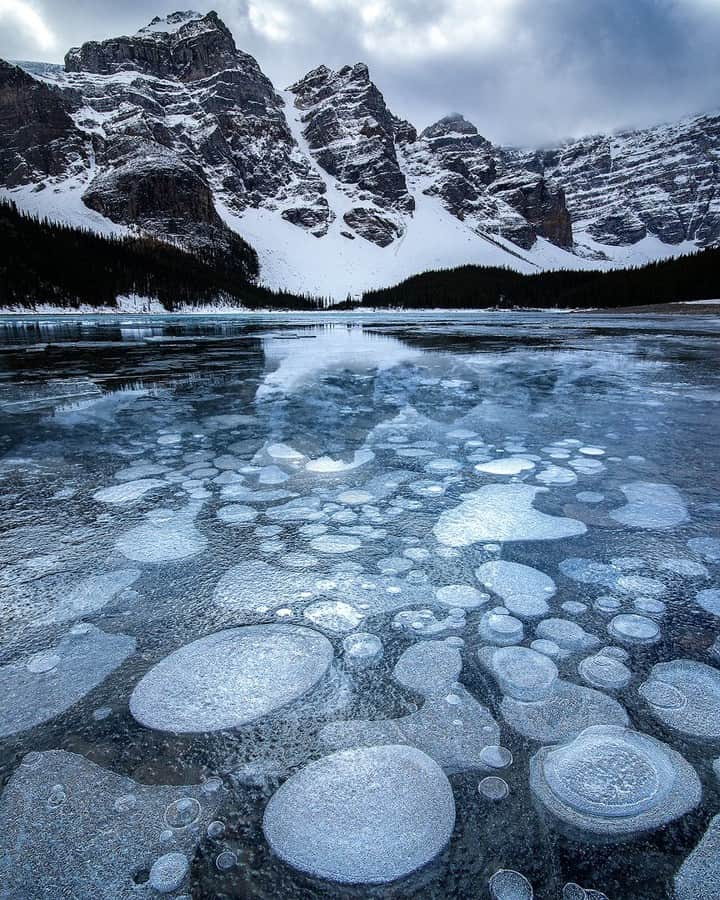 National Geographic Travelさんのインスタグラム写真 - (National Geographic TravelInstagram)「Photo by @kahliaprilphoto | The lakes have just begun to freeze in the Canadian Rockies, making way for interesting formations in the ice like these frozen bubbles. The window is brief; as the snow begins to fall, the formations will soon be hidden for the winter.」10月16日 1時07分 - natgeotravel