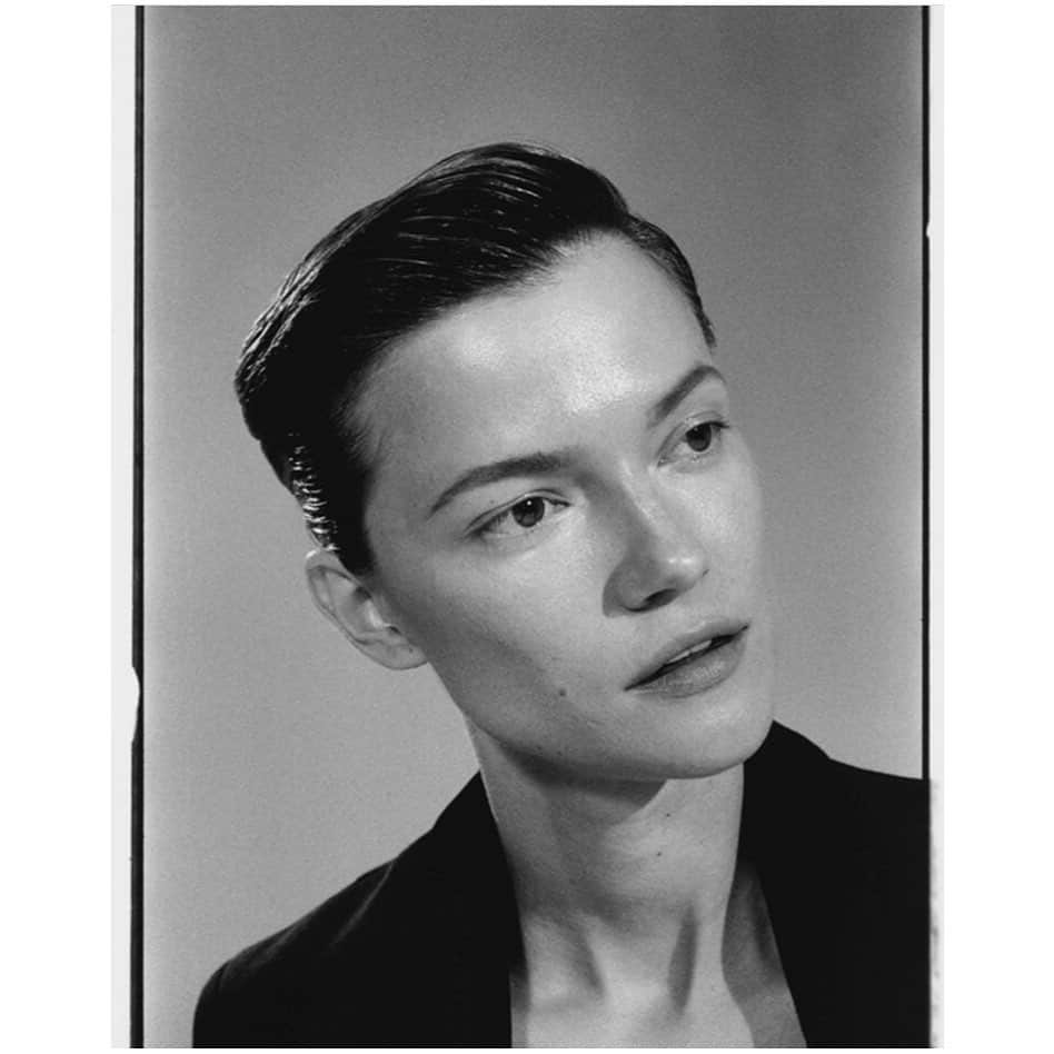 カシア・ストラスのインスタグラム：「🚬 🎩 portrait by @marcinkempski」