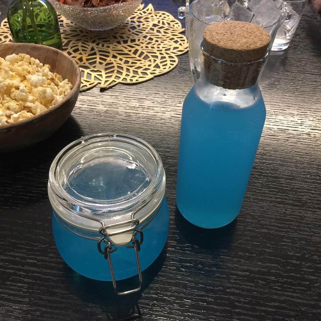 なつはるまきのインスタグラム：「ミニポデカポーー！！！いえーい🐳💙💙💙」