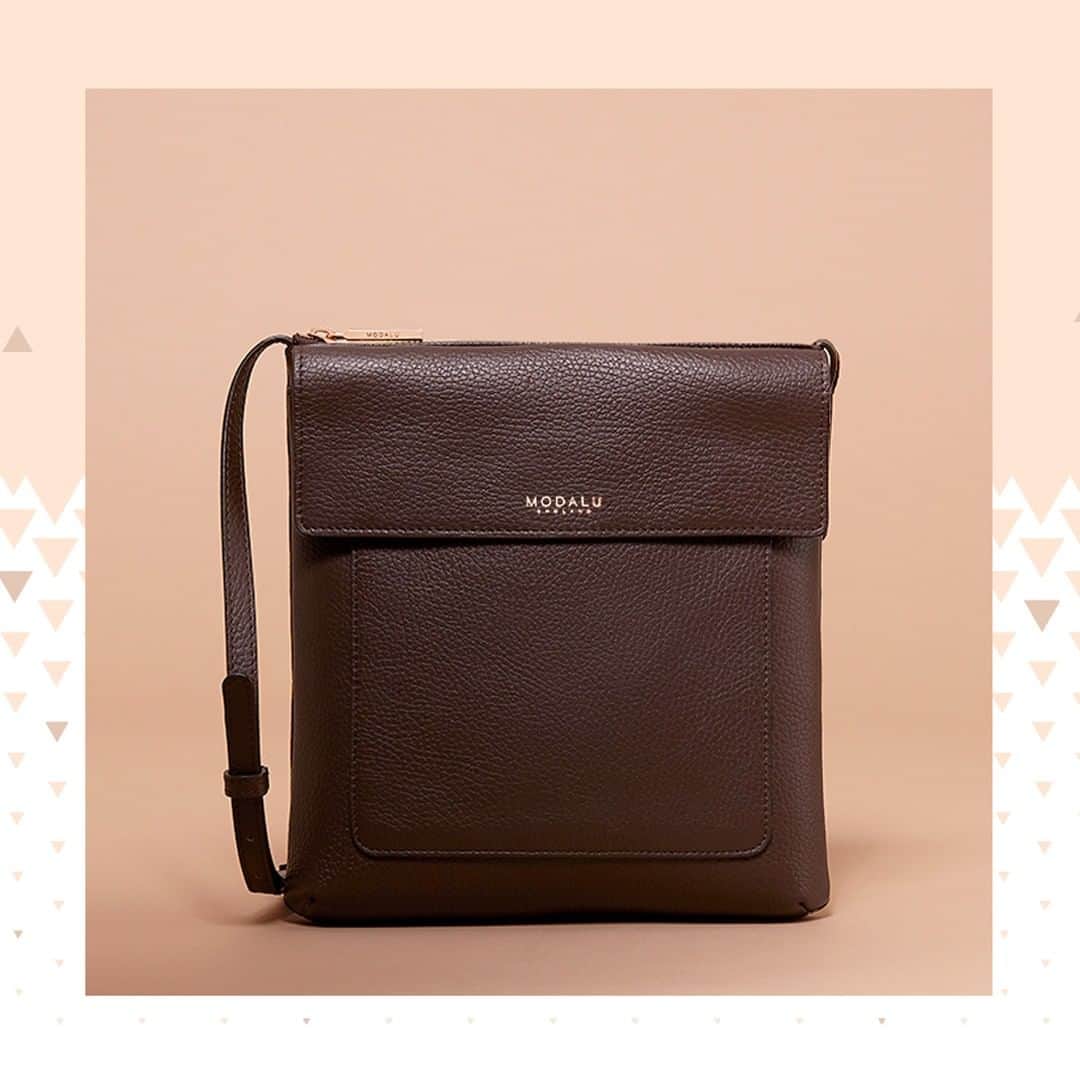 モダルーのインスタグラム：「Elegantly chic in a chocolate brown colour palette, the Beatrice crossbody is a design with timeless appeal and exquisite structure #ModaluMoments #LeatherHandbag #CrossbodyBag」