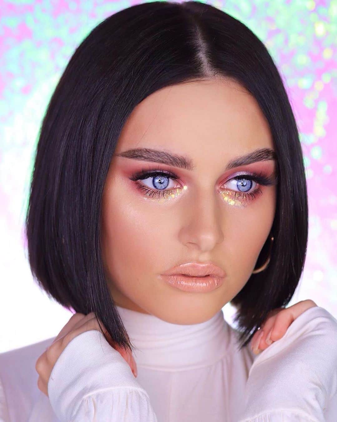 Anastasia Beverly Hillsさんのインスタグラム写真 - (Anastasia Beverly HillsInstagram)「She’s glowing @amelia.szczepaniak  EYES : #ABHxCarliBybel Palette and Glitter from our holiday kit in frosted  FOUNDATION AND POWDER : #abhfoundation in 210N and Powder in Vanilla  BROWS : Brow Powder Duo in Ebony and soap #Anastasiabrows  GLOW  Loose Highlighter in So Hollywood  LIPS :  SAND and lipgloss SUMMER VIBES - from the Undressed Lip Set」10月16日 1時54分 - anastasiabeverlyhills