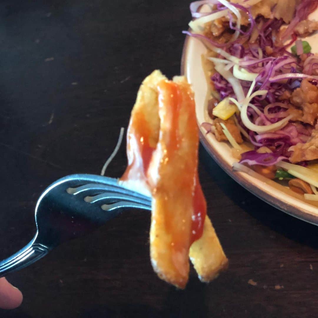イアン・ボーエンのインスタグラム：「Even fries know October is #BreastCancerAwarenessMonth. * Get screened * Get treatment * Get more time.」